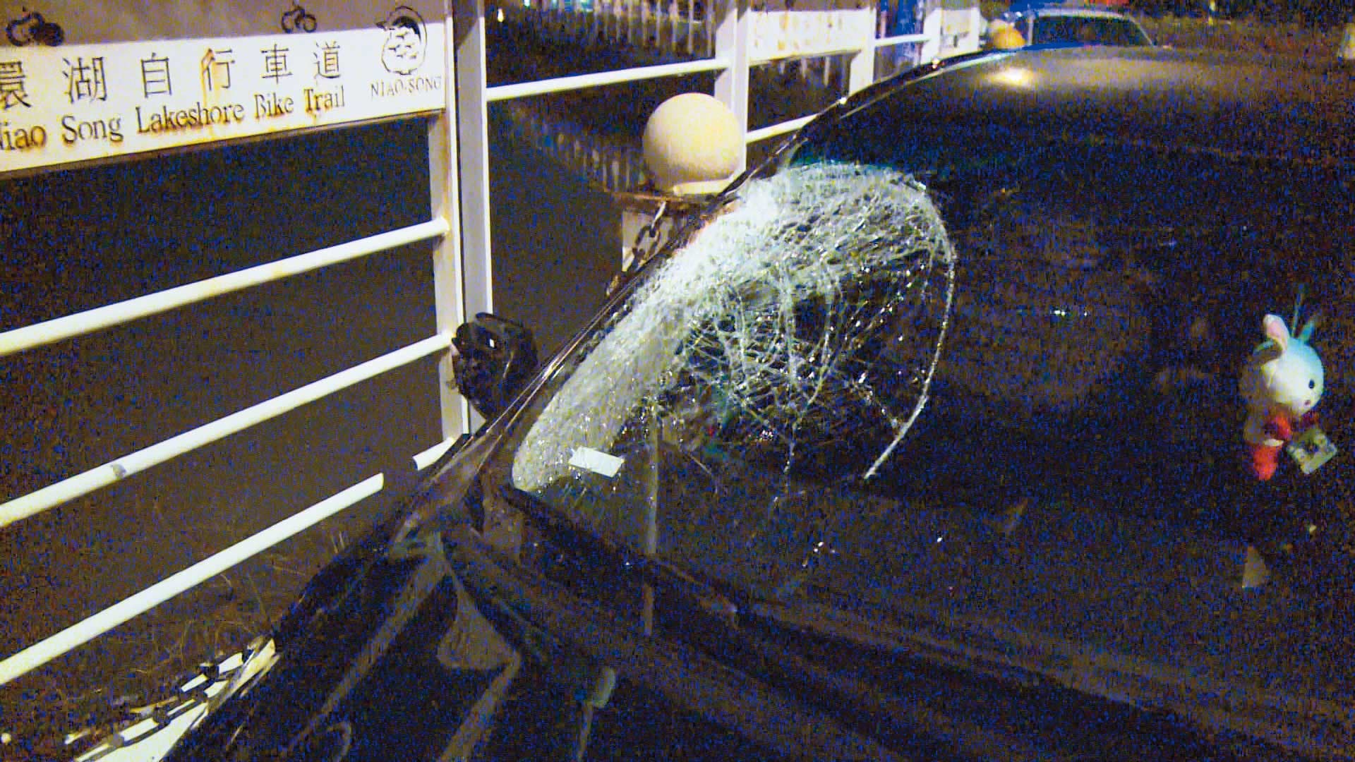 共犯林益田開車猛力撞擊死者,車輛擋風玻璃還破了一個大洞。(東森新聞提供)