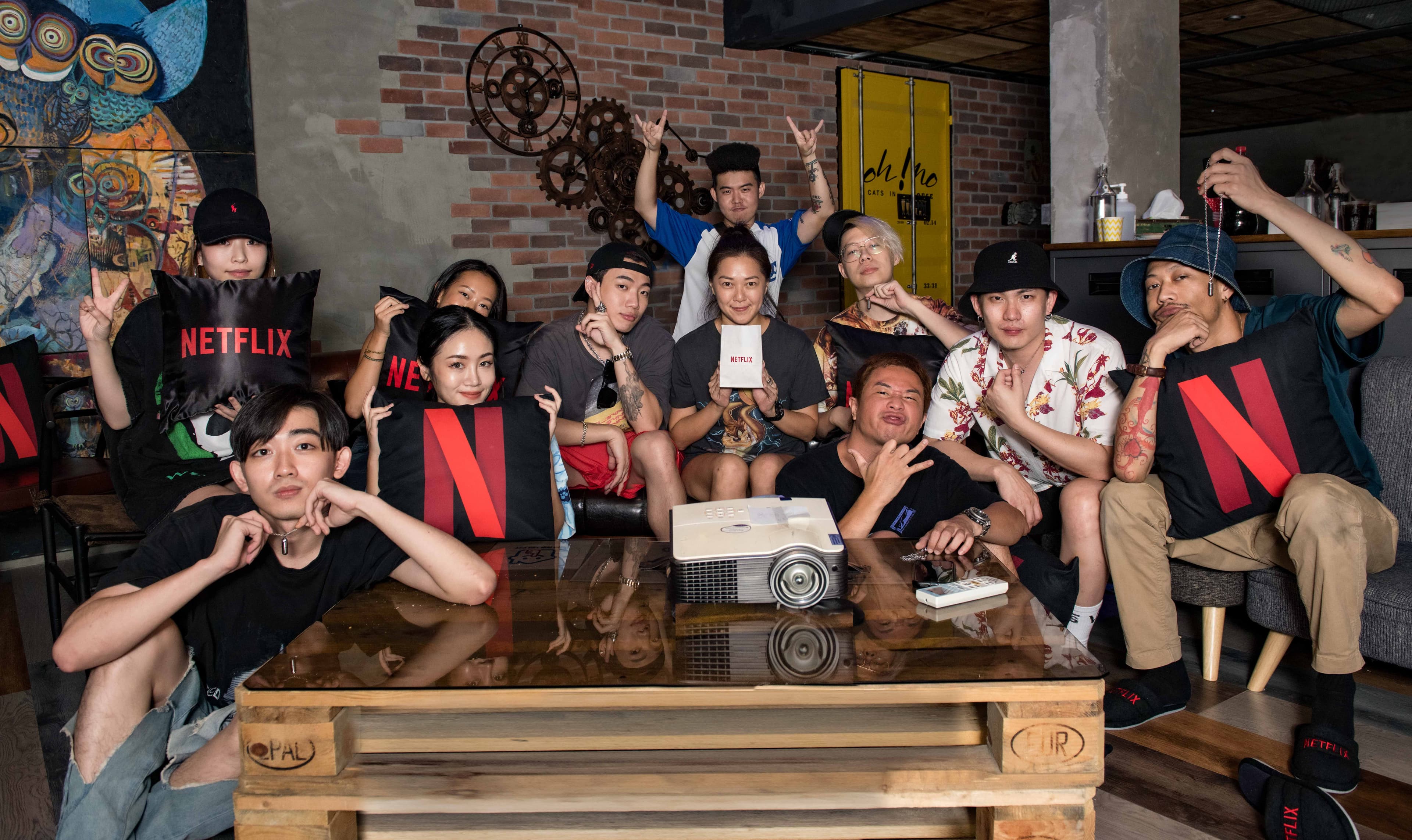 ØZI和巨星指定王牌製作人剃刀蔣、米奇林、DJ Mr.Skin等台灣新生代音樂人齊聚觀賞電影《超能計畫》。(NETFLIX提供)