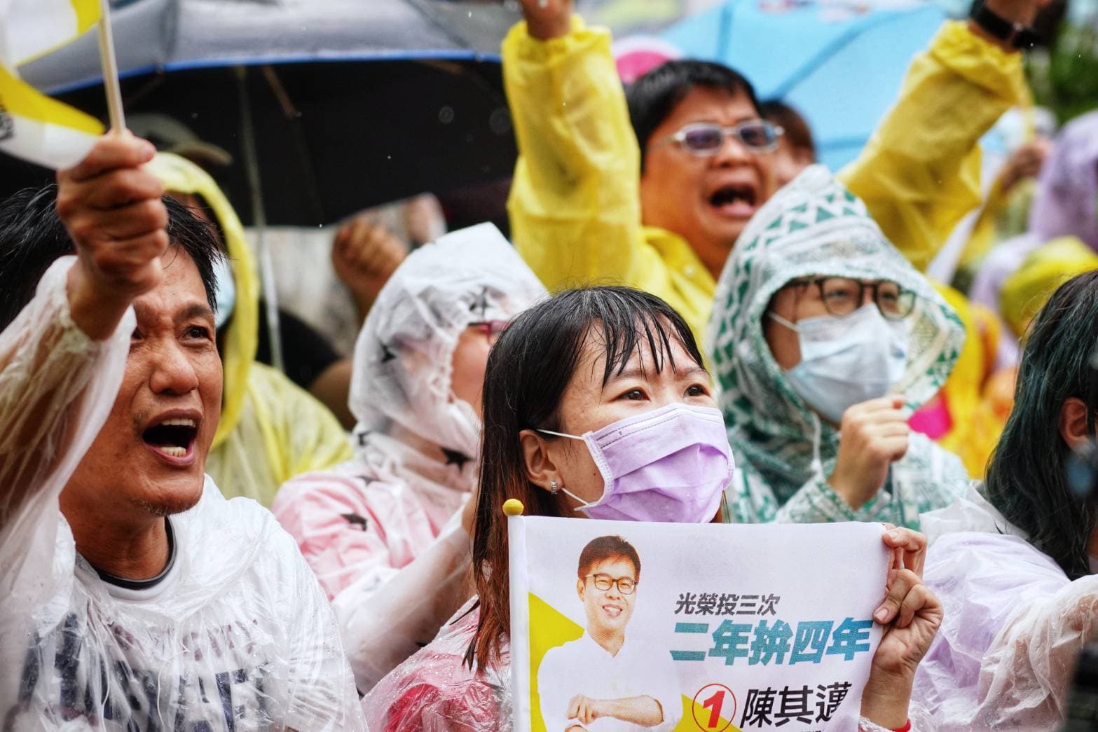 陳其邁競選總部歡呼聲不斷,「市長好」口號也不斷。