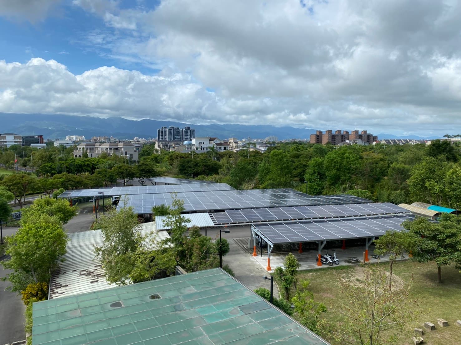 宜檢擴大興建兼具停車棚的太陽能板發電系統,還可讓洽公民眾不必擔心愛車風吹雨淋。