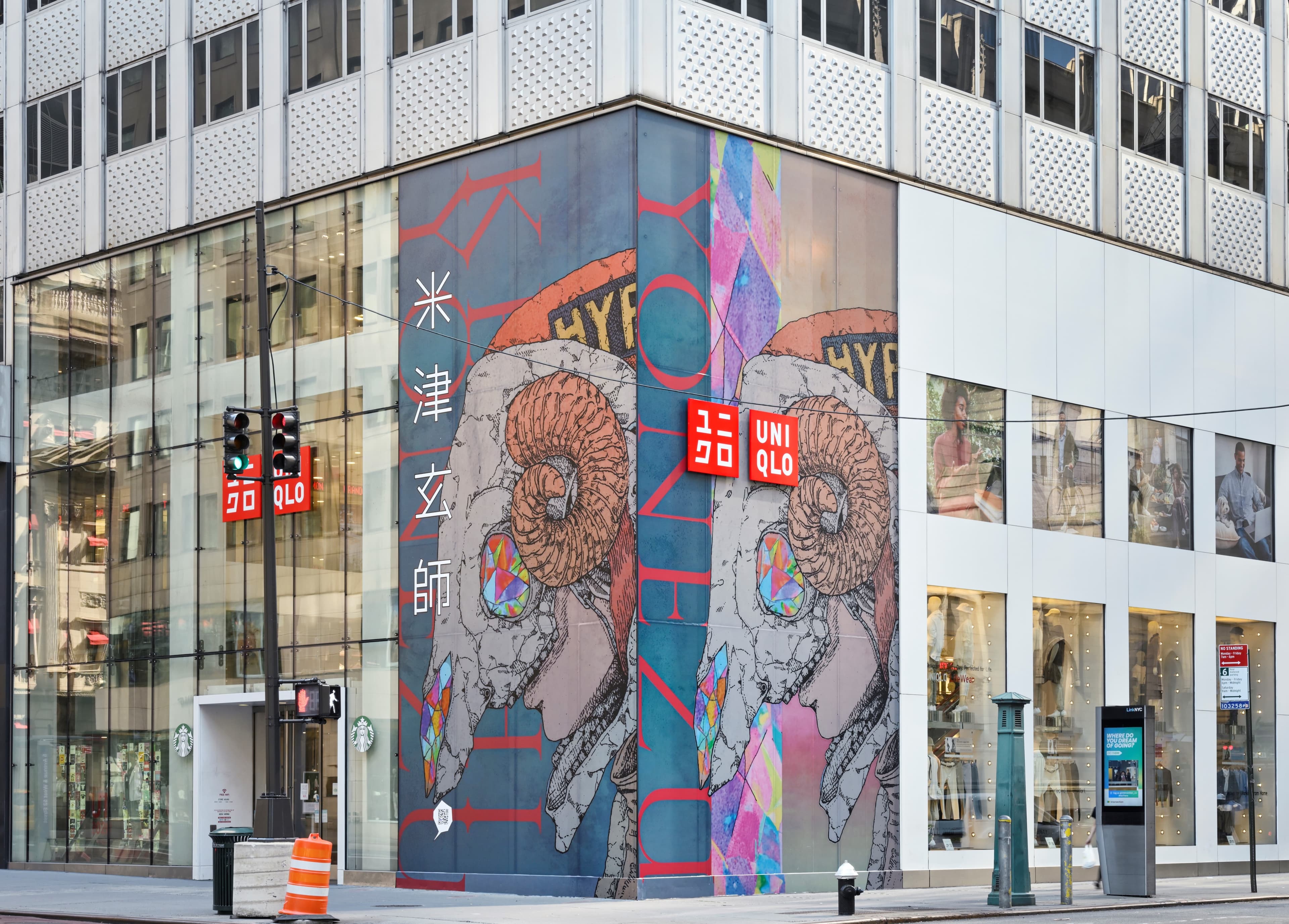 UNIQLO紐約第五大道店的外牆,也首次本次UT主視覺–米津玄師最新專輯《Stray Sheep》的夾克插畫。(UNIQLO提供)
