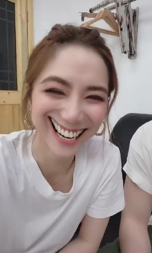 影片中的特效也讓壽星鄧紫棋咧嘴大笑,十分搞笑。(翻攝自微博)