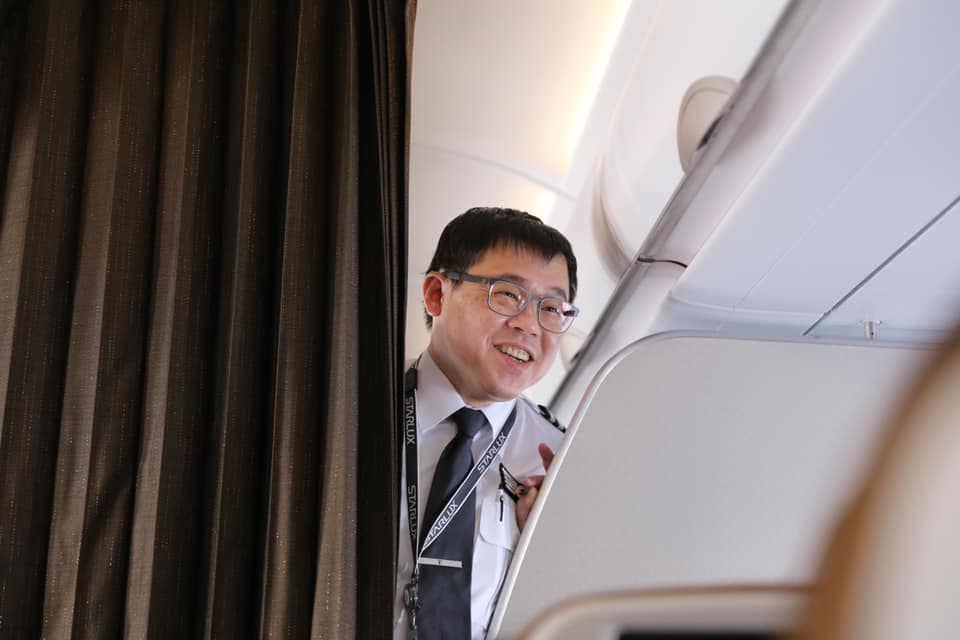 星宇航空由張國煒擔任機師,載著40名粉絲體驗「偽出國」飛行,還特別飛到釣魚台附近,讓所有乘客都嗨翻。(翻攝自星宇航空臉書粉專)