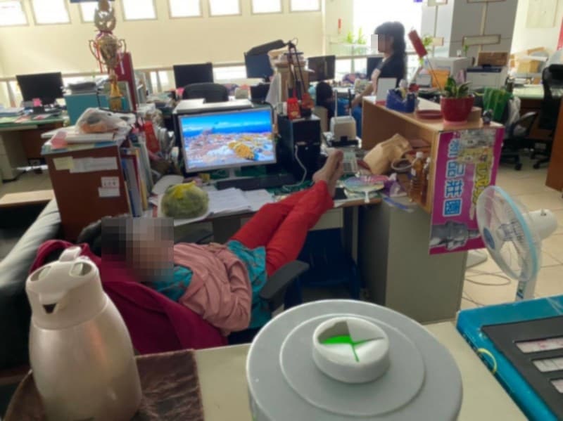 南投網路群組傳出一系列影像,指公所林員上班跳舞、午休翹腳,酸是「堪為現代公務員模範」。(翻攝畫面)