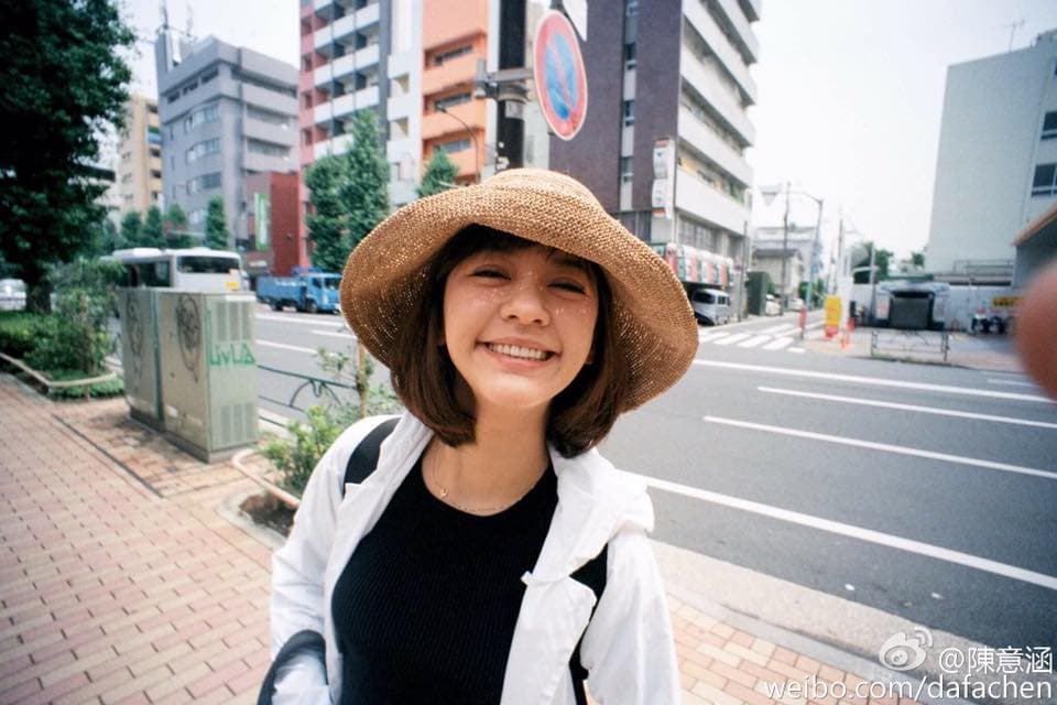 陳意涵早期桃花很多,不甩公司「罰款500萬」的禁愛條款。(翻攝自陳意涵臉書)