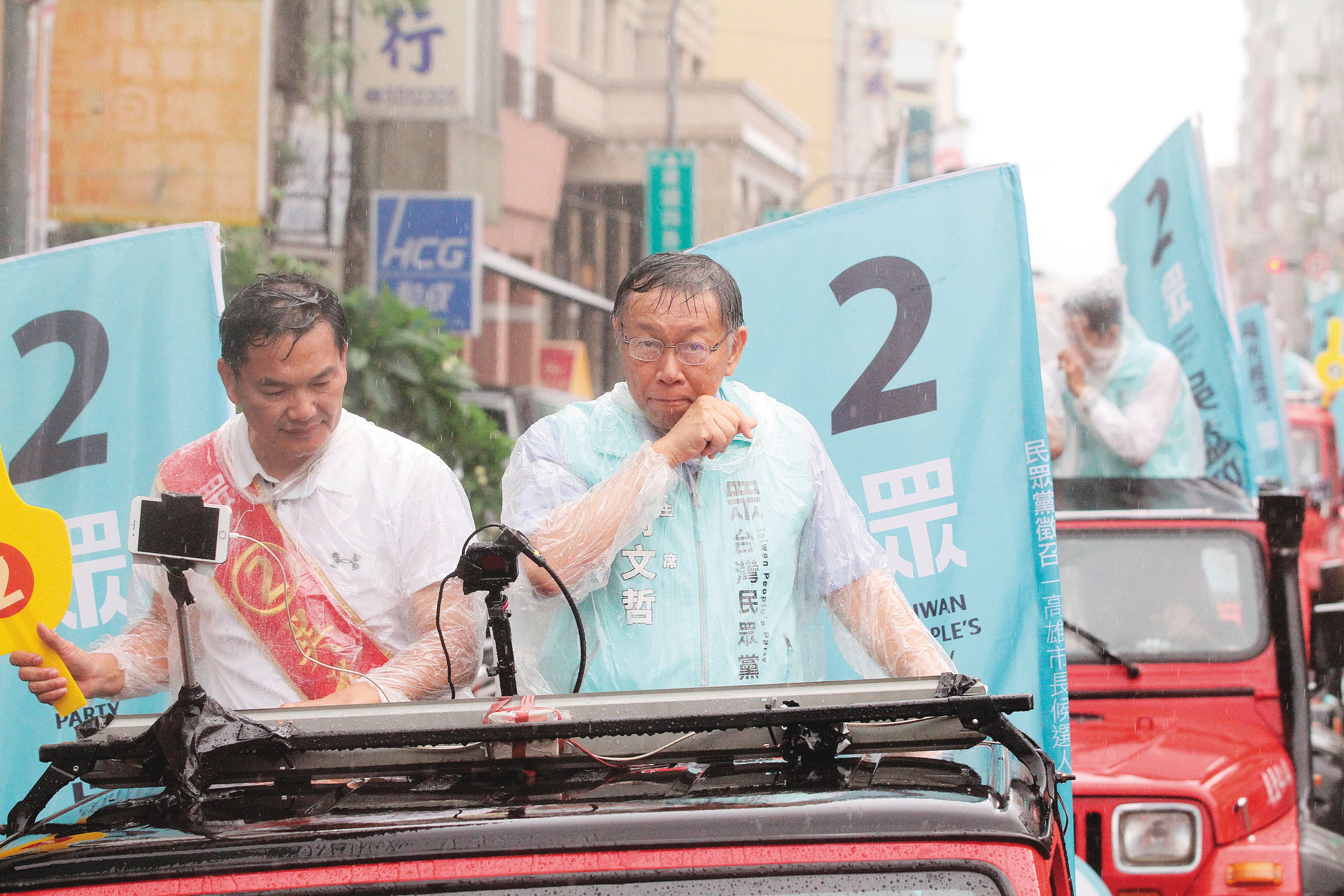 柯文哲補選前1天冒雨陪吳益政車隊掃街,但是最後仍慘敗。