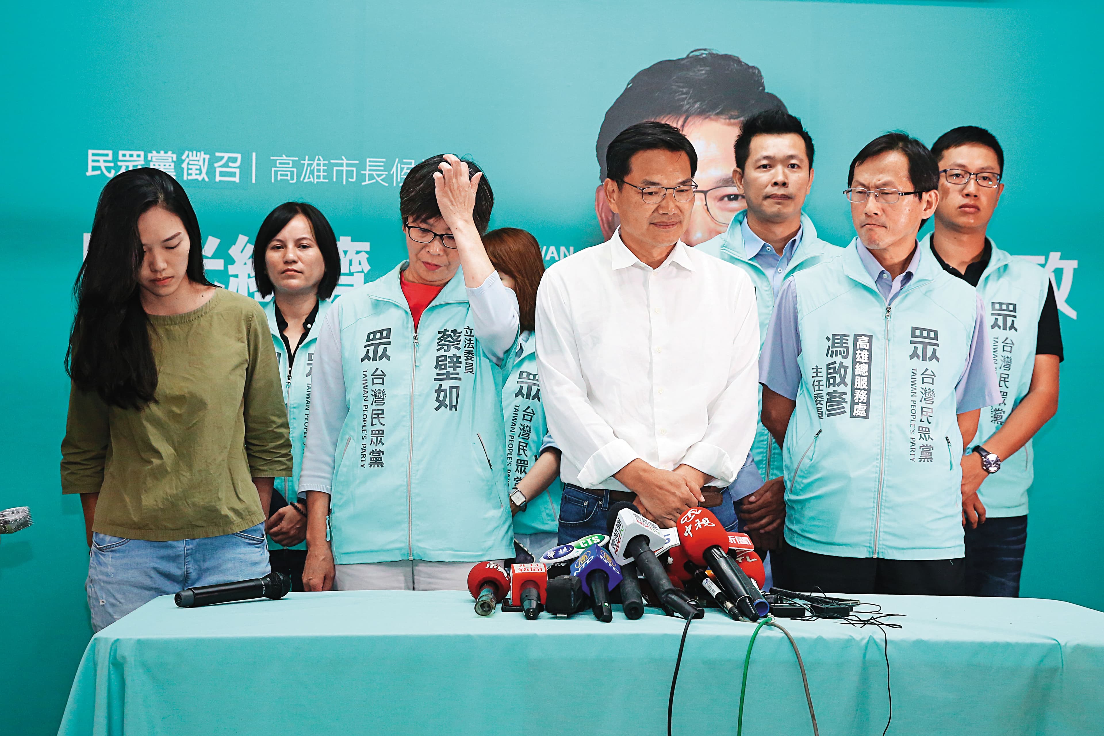 吳益政由競選總幹事蔡壁如陪同舉行敗選記者會,卻不見柯文哲身影。