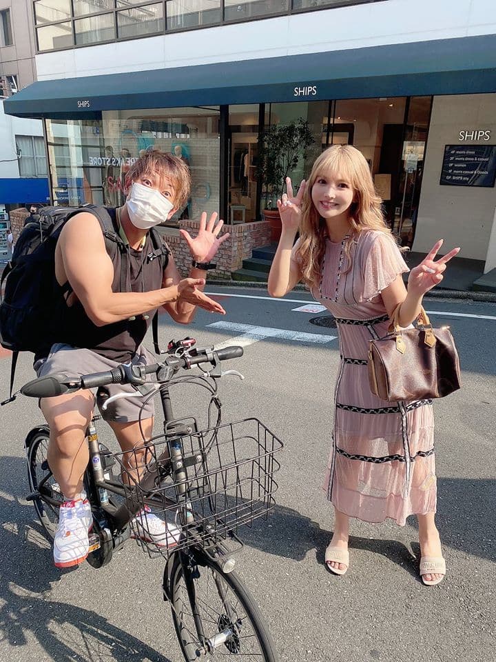 三上悠亞(右)巧遇男優清水健(左),網友留言:「三上穿衣服,我第一時間還沒認出來。」「清水健腿好壯,難怪吃火車便當那麼輕鬆。」(翻攝自三上悠亞Twitter)