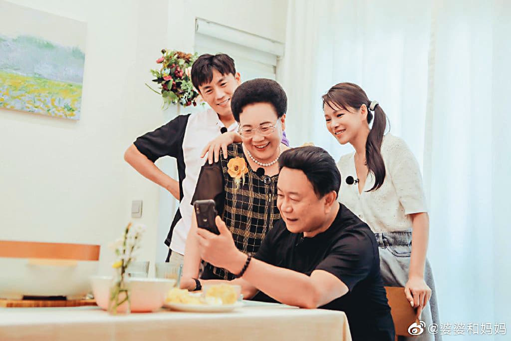 秦昊(左1)攜母(左2)與伊能靜(右1)合體參加《婆婆和媽媽》實境秀,3人溫馨又逗趣的互動獲得不少好評。(翻攝自《婆婆和媽媽》微博)