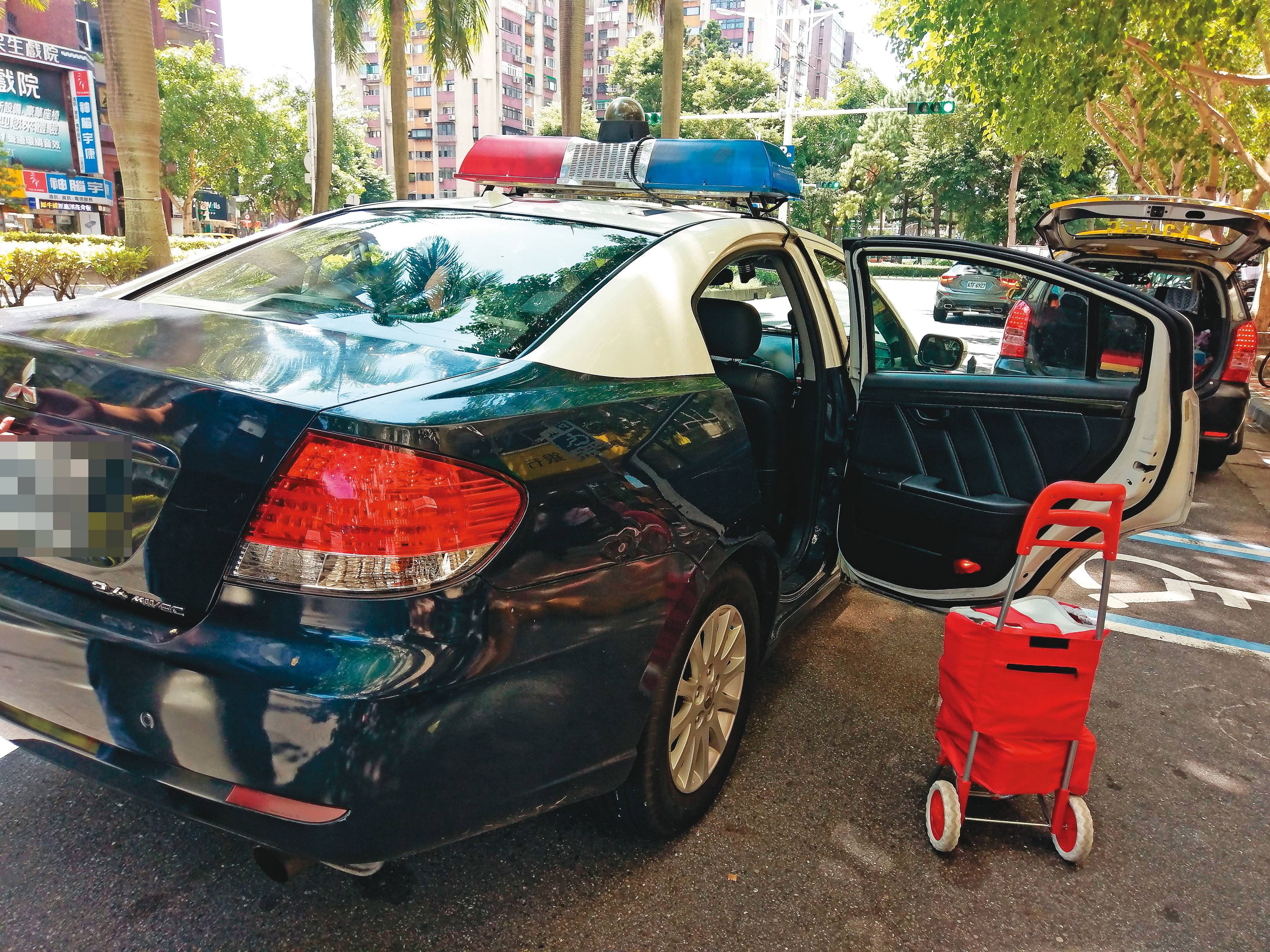 為了將購車款平安交給楊智傑，A女還委託轄區員警協助護鈔。（讀者提供）