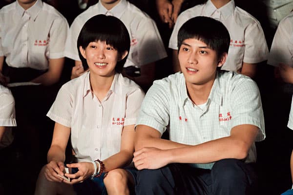 就算戀情時常公開,瑤瑤(左)事業算是頗旺,她連續接演《通靈少女》,打開亞洲知名度。 右為范少勳。(HBO Asia提供)