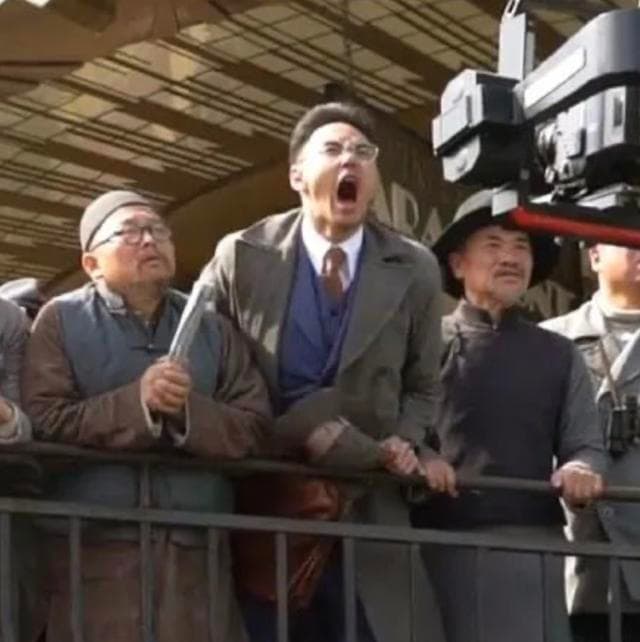 阮經天在對岸抗日戰爭片《八佰》演出反戰的日本記者,但戲份卻全遭砍光。(網路圖片)