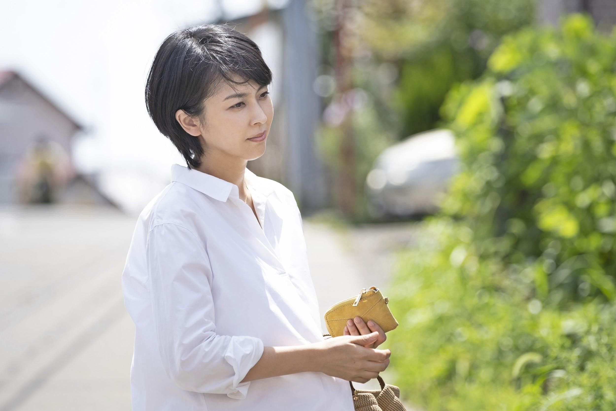 松隆子在《最後的情書》中代替姊姊出席同學會，卻被誤認為是姊姊本人。（双喜電影提供）