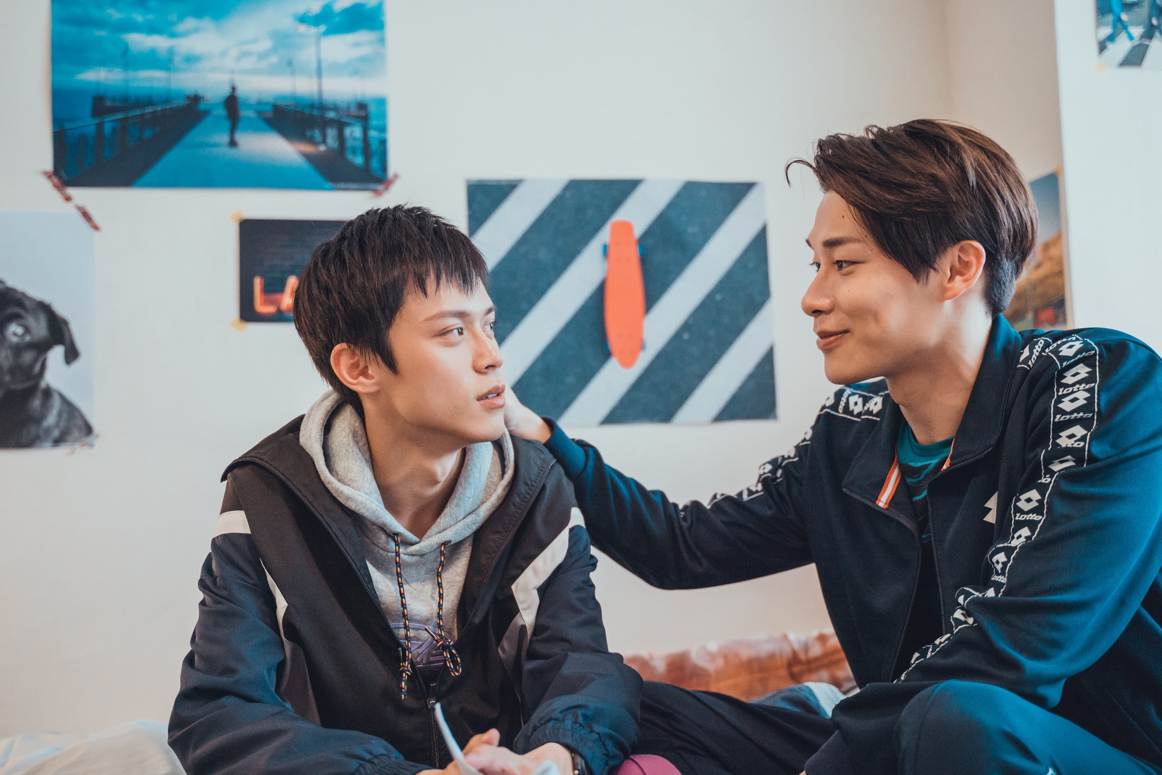 宋偉恩(右)希望之後可以找《那一天》的搭檔黃雋智一起上表演課。(LINE TV提供)