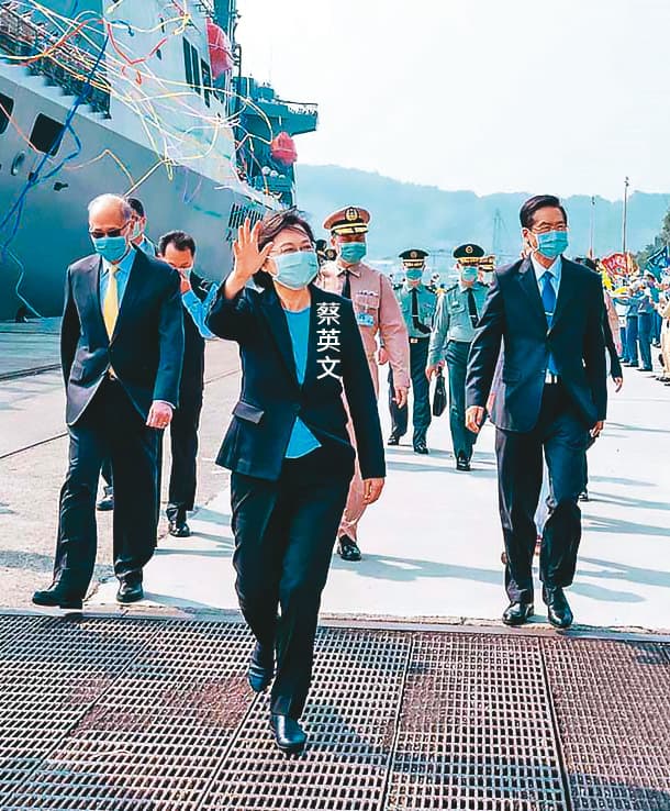 磐石艦染疫事件時,總統蔡英文曾問陳其邁是否能套用鑽石公主號的智慧防疫模式。圖為4月20日蔡英文前往磐石艦視察。(總統府提供)