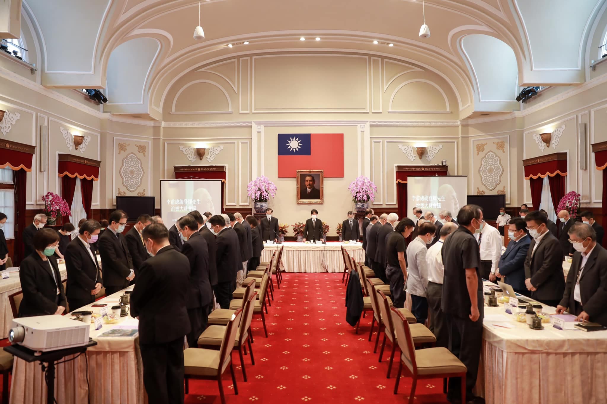 治喪大員會議開始前,副總統賴清德率全體治喪大員起立默哀。(翻攝總統府發言人臉書)