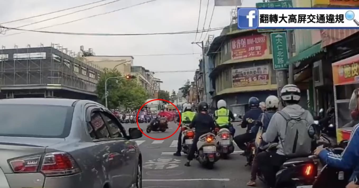 外送員機車違規左轉,警方立即掉頭攔車。(翻攝自「翻轉大高屏交通違規」臉書粉專)