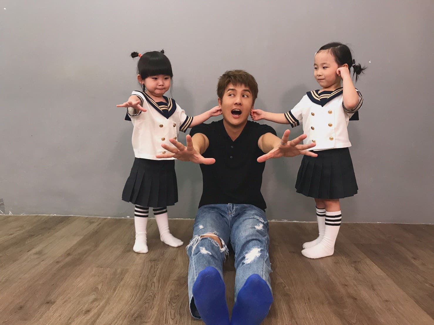 兩位小女孩都是吳克群的乾女兒,拍攝過程完全失控。(何樂音樂提供)