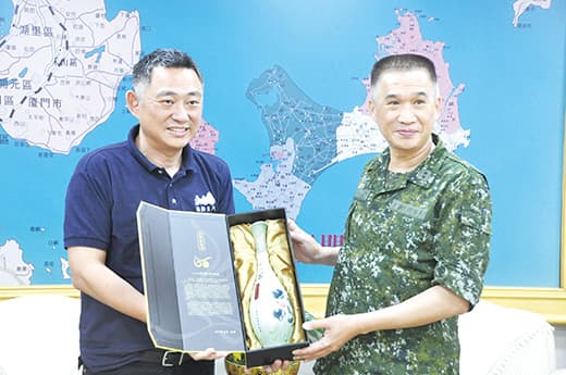 金防部指揮官賀政中將去年上任時拜會金門縣長楊鎮浯。(翻攝金門縣文化局官網)
