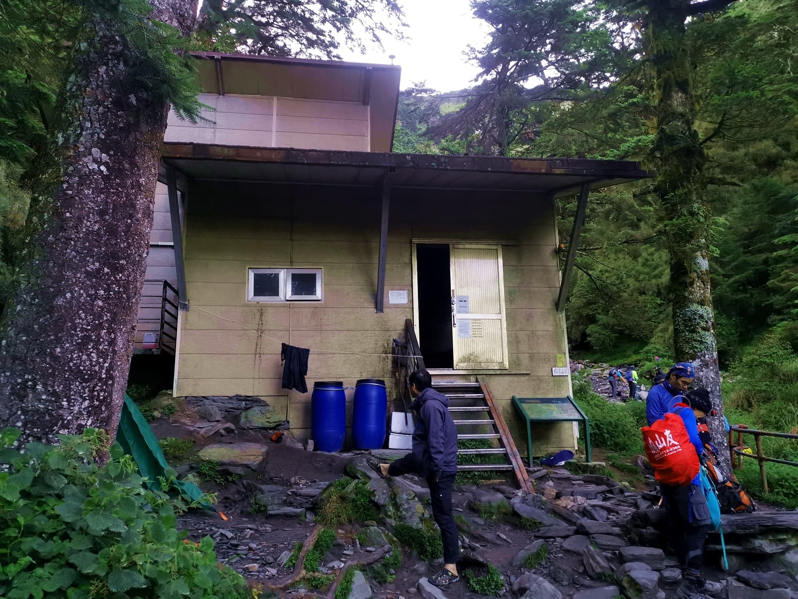 成功山屋提供住宿,山屋旁有乾淨水源。