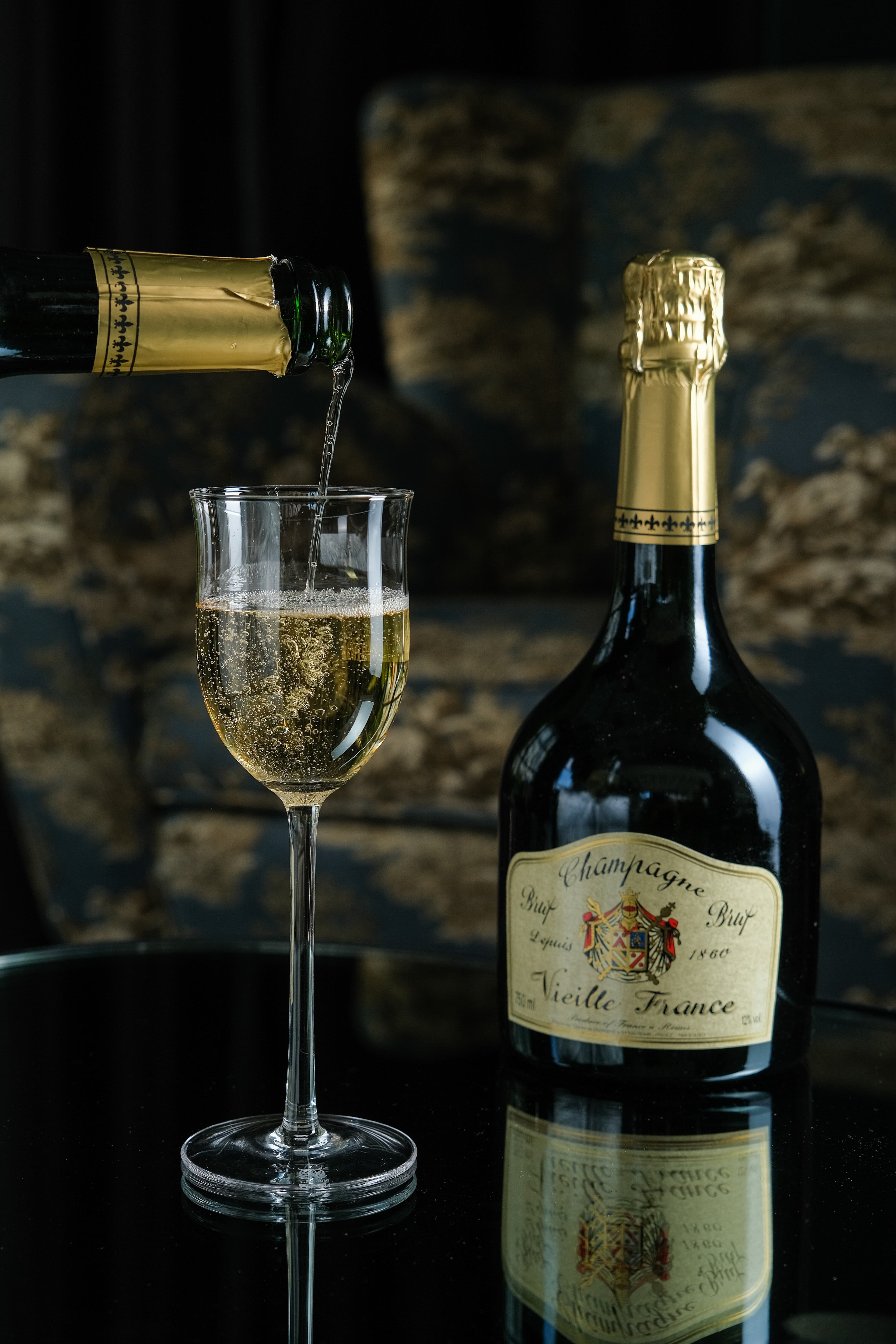 「Champagne Vieille France Brut老法香檳」瓶身復古,帶有奶油味。(520元/杯、4,800元/瓶)