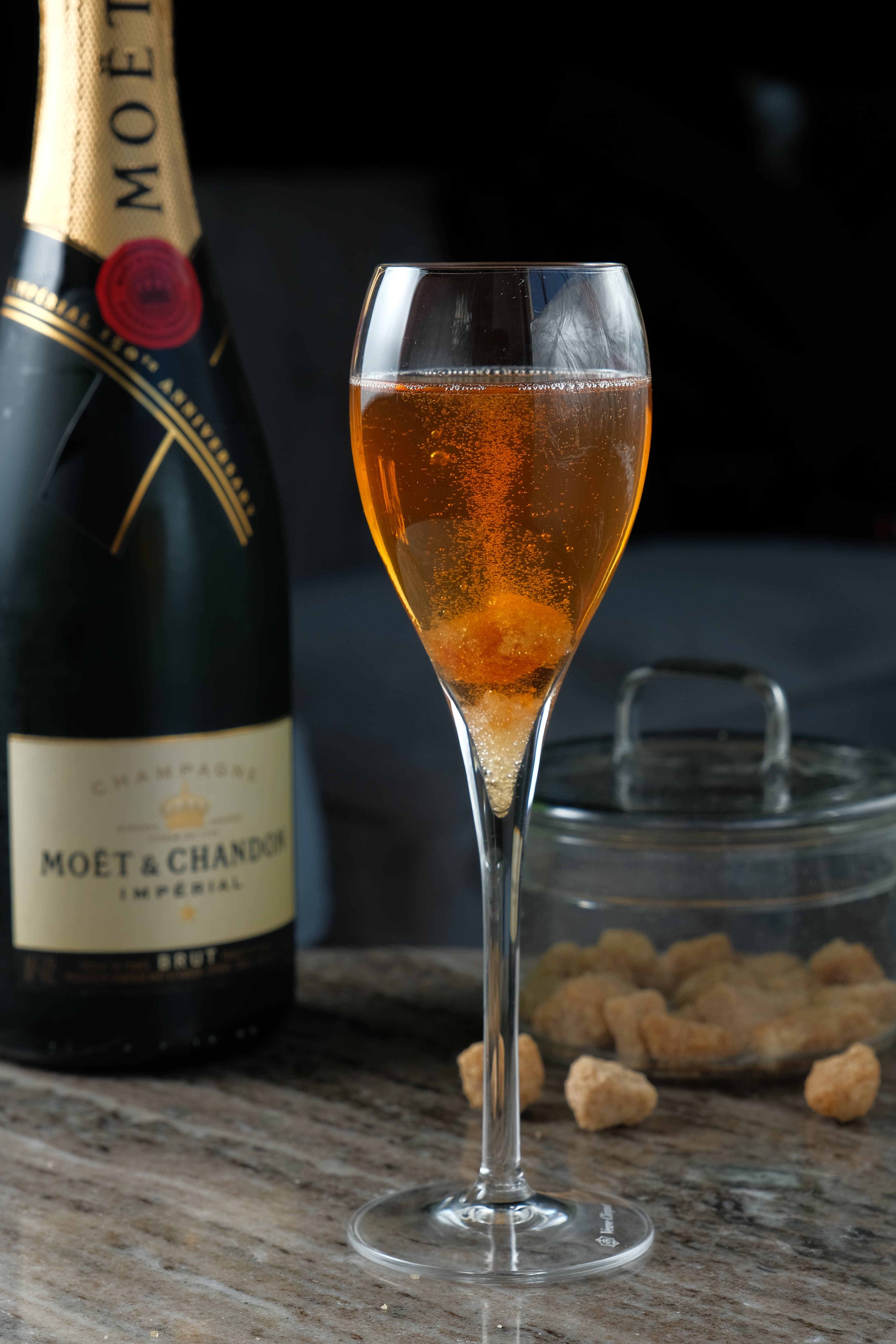 「Champagne Cocktail」丟進砂糖,讓它融化在酒液中,同時提高甜度。(480元/杯)
