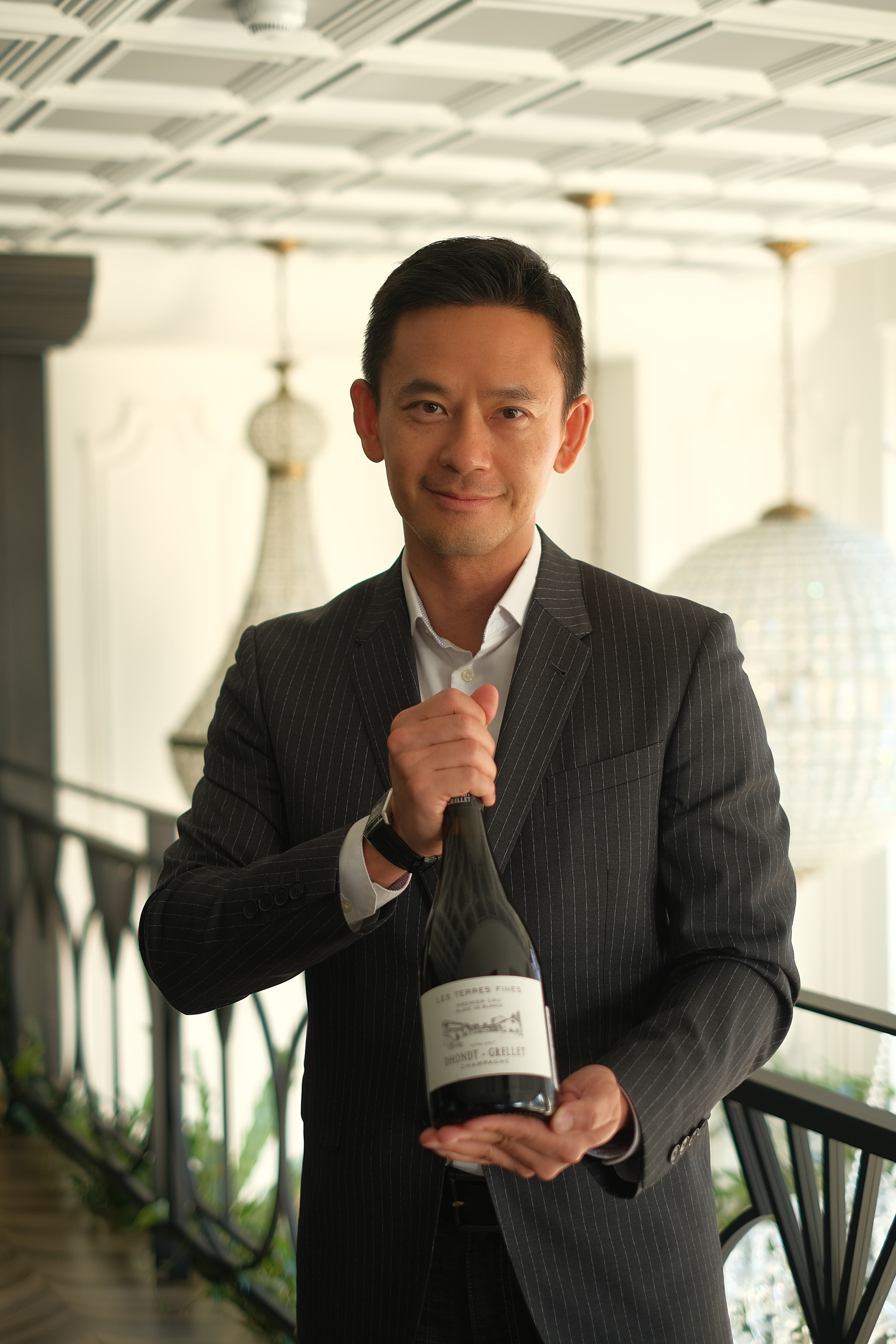 葡萄酒達人林才右擔任香檳吧的選酒顧問。