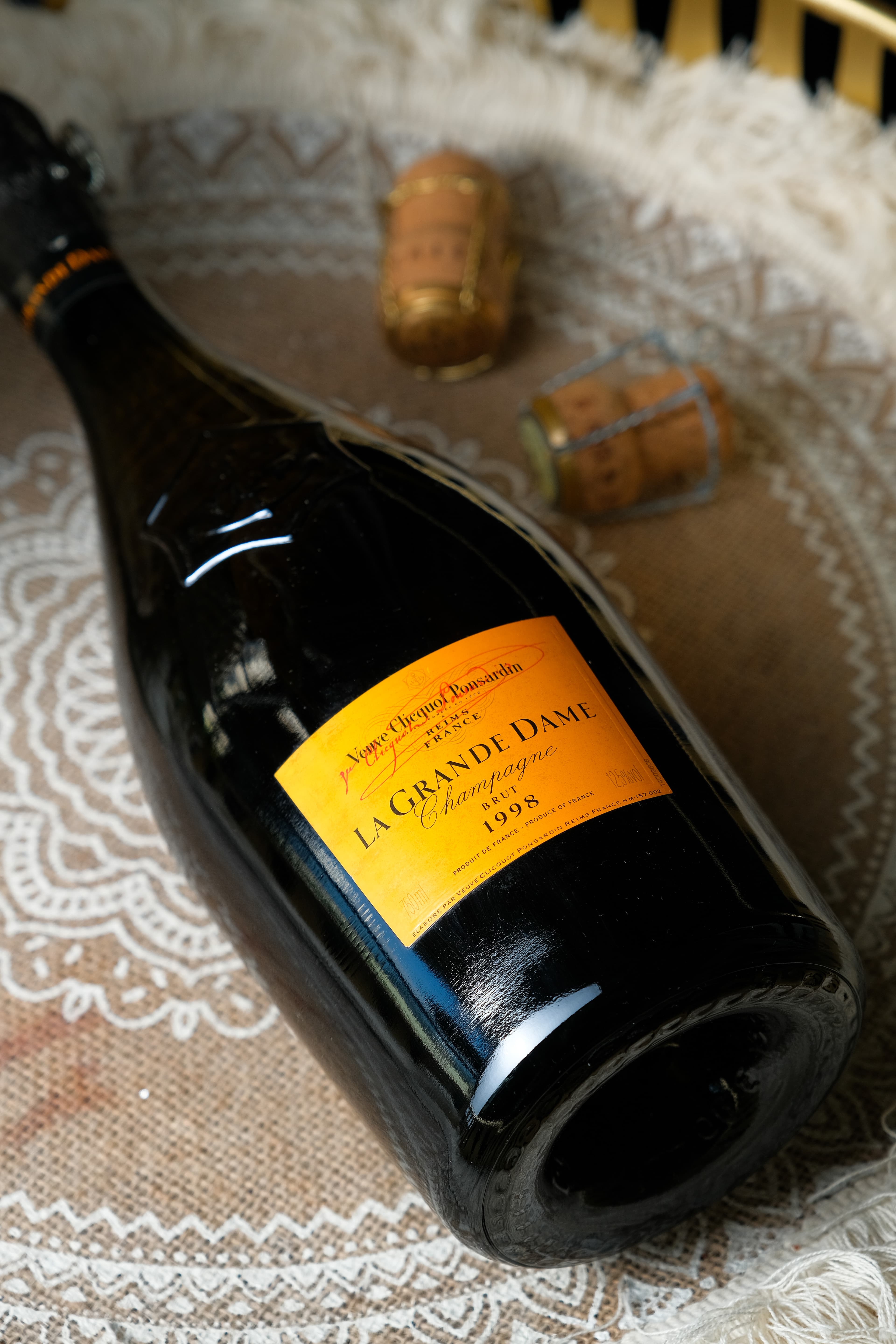 「法國凱歌香檳貴婦Veuve Clicquot La Grande Dame 1998」有花香及礦物氣息,也是Vivian的最愛。(22,000元/瓶)