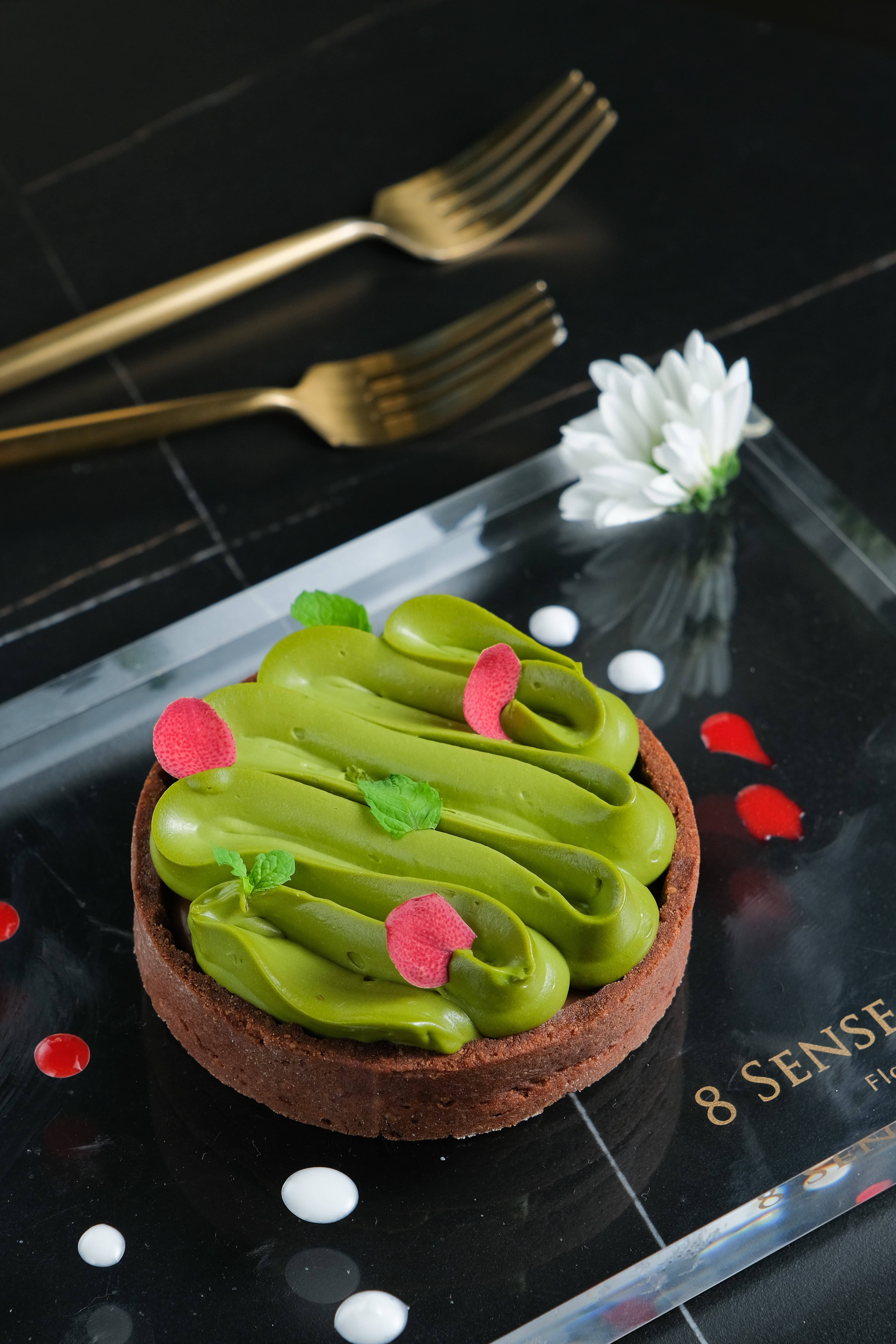 香檳吧提供「8 Sense Garden」美型甜點「抹茶巧克力」,茶韻回甘。(280元/份)