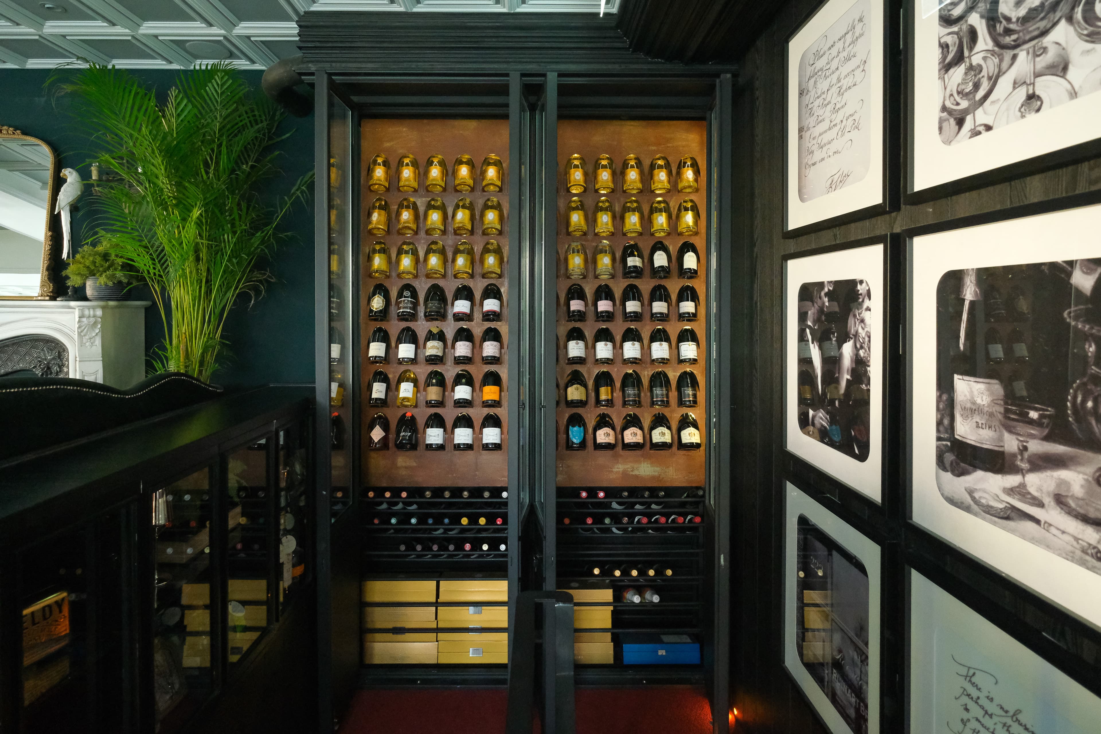 香檳藏酒豐富,上排是數支「Louis Roederer Cristal水晶香檳」。