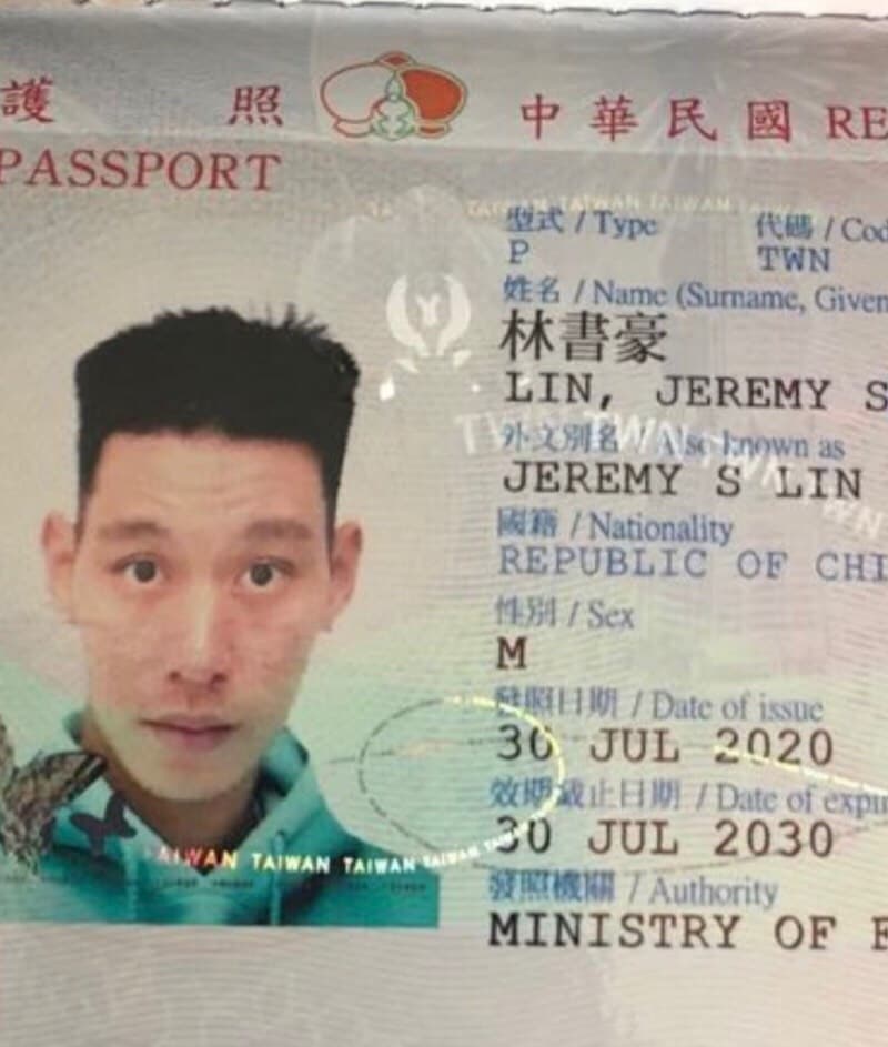 林書豪加入中華民國國籍,成為台灣郎,聽到就讓人覺得開心!但有網友歪樓:「證件照幹麼都把抬頭紋擠出來?」(鍾小平提供)