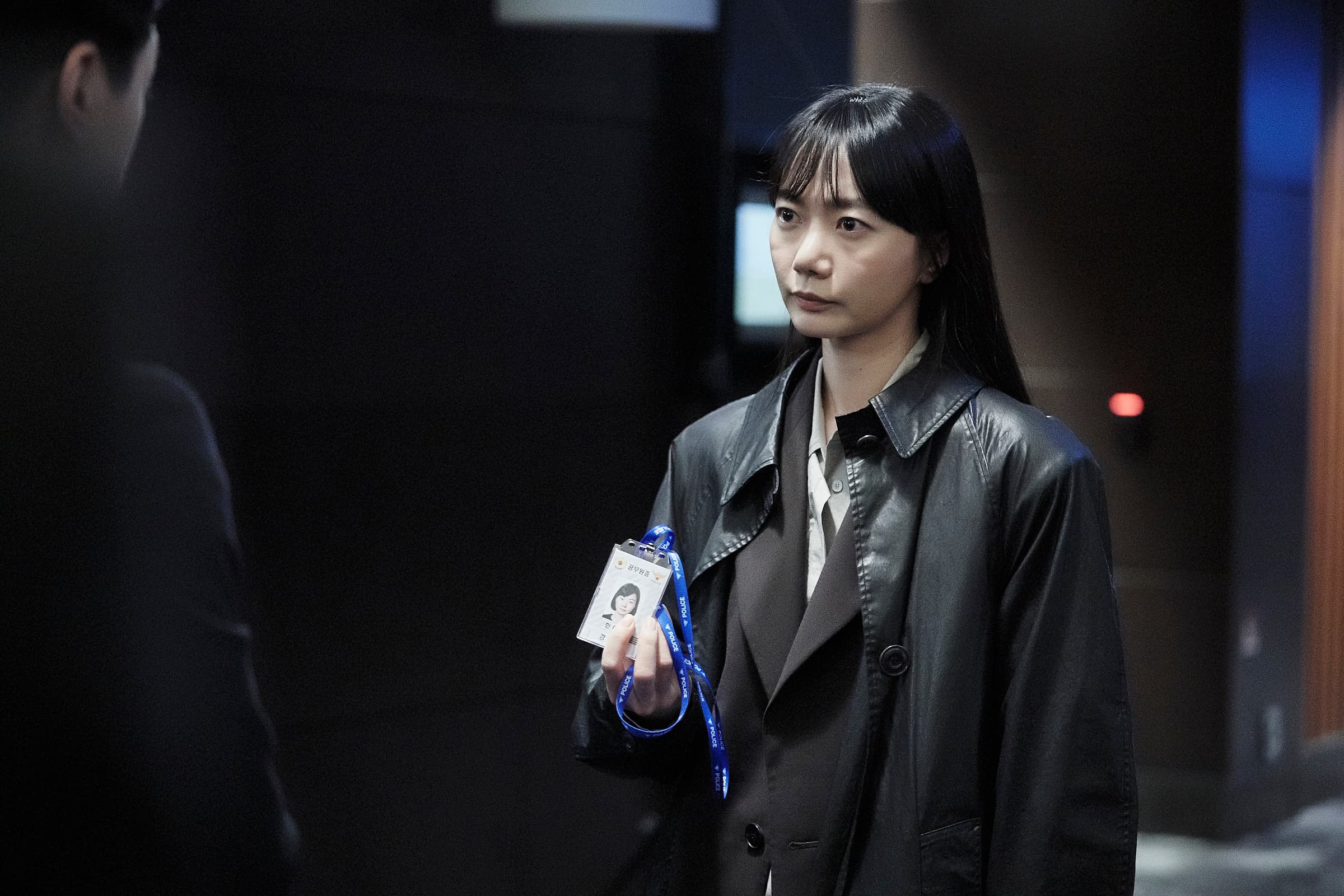 裴斗娜在《秘密森林2》造型與上一季不同,她暗示看下去就能得到解答。(Netflix提供)