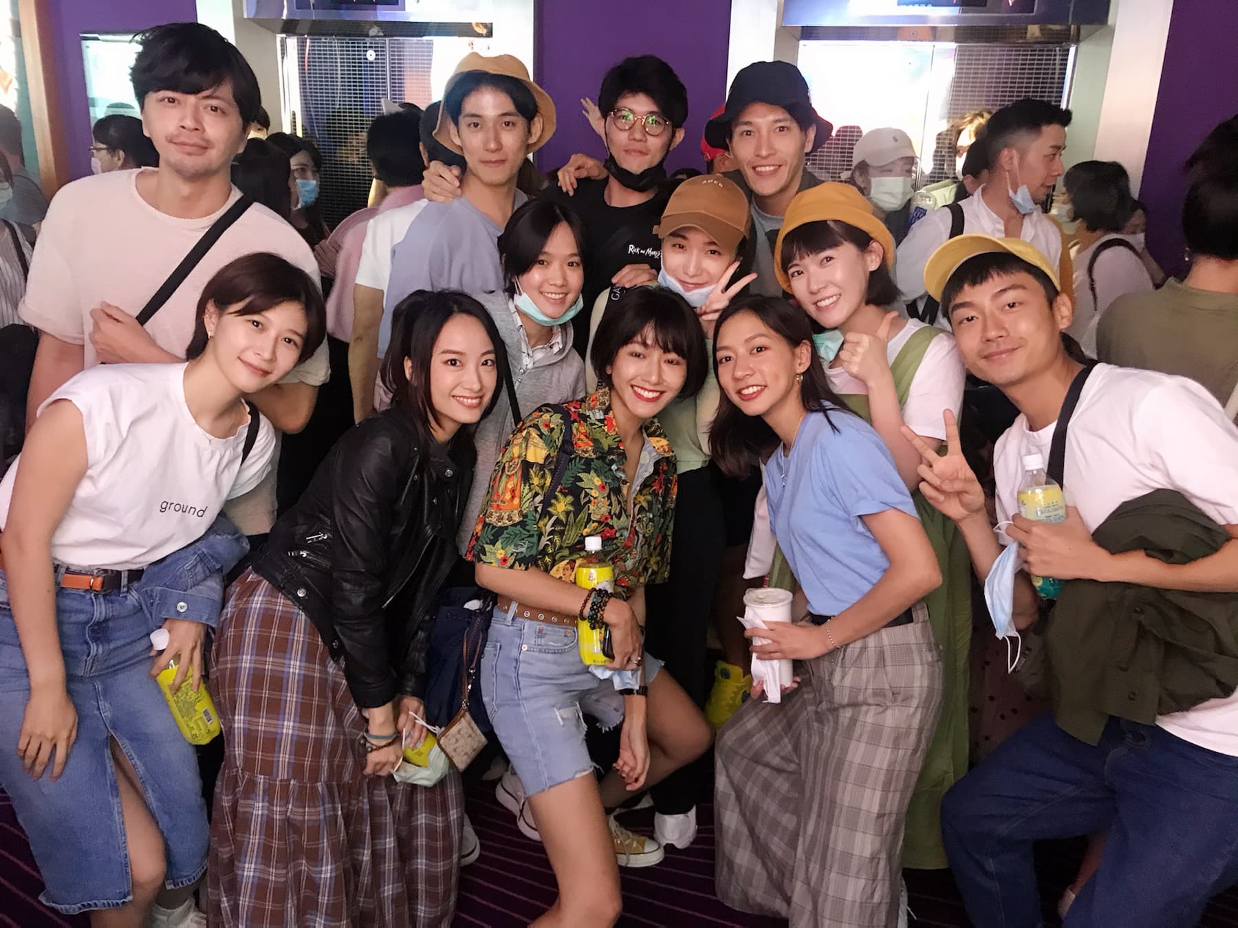 出身「植劇場」的陳妤邀了不少「同門」好友欣賞她的演出，大家十分捧場，大鶴（右）更跑來亂入。（華映提供）
