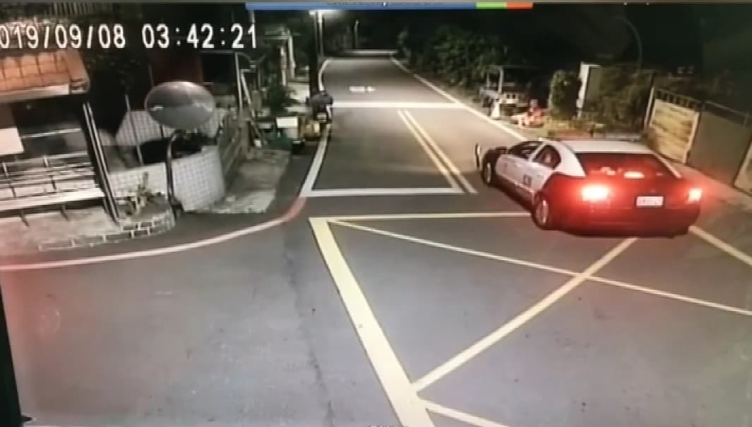陳先生表示,鄰居發現竊賊闖空門後,警方約半小時才到現場。(讀者提供)