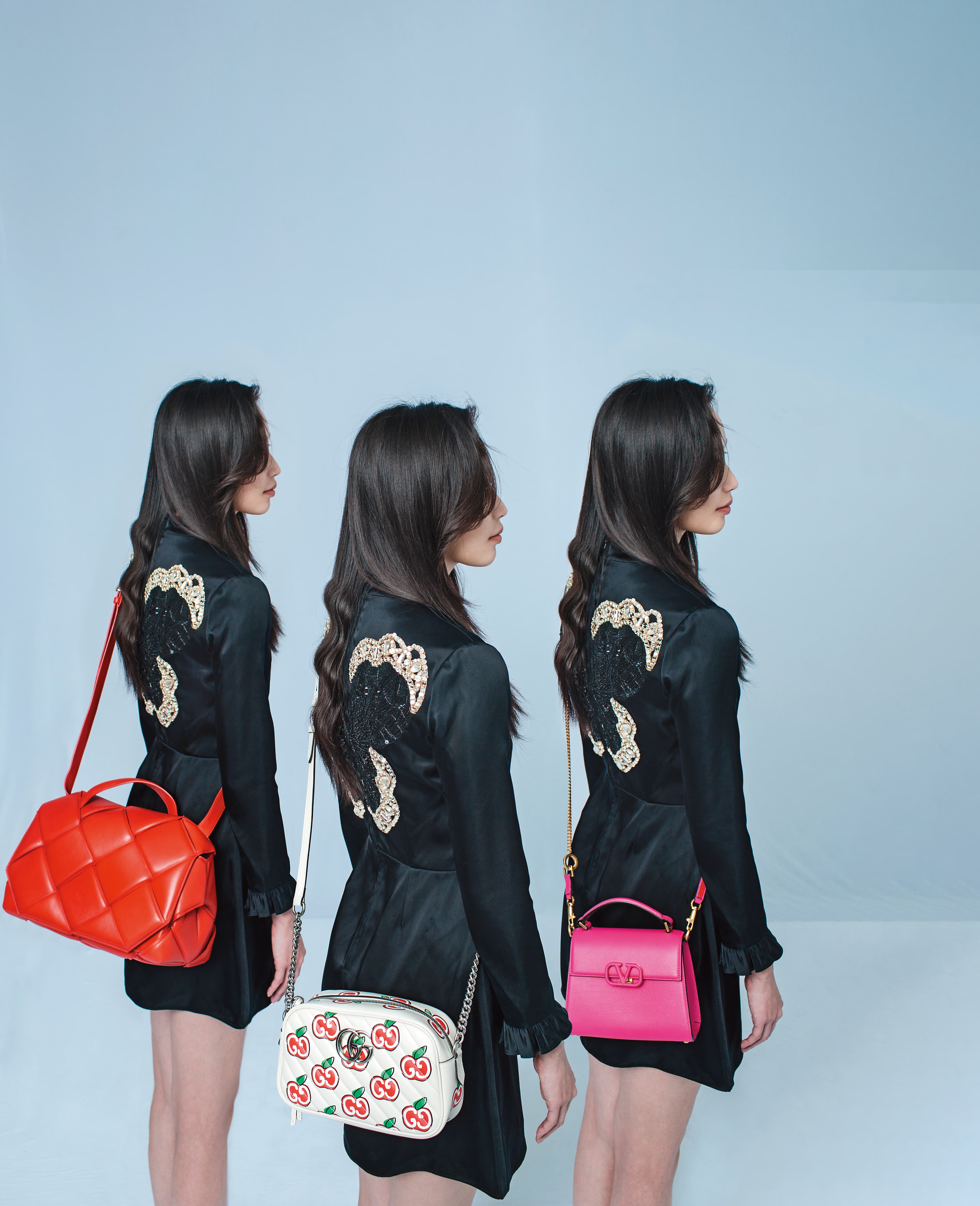 VSLING迷你肩背包 NT$70,000 by Valentino Garavani／蘋果雙G Logo印花側背包 NT$47,600 by GUCCI／紅色編織側背包 NT$142,500 by BOTTEGA VENETA／黑色背後蝴蝶刺繡洋裝 NT$155,000 by GUCCI。