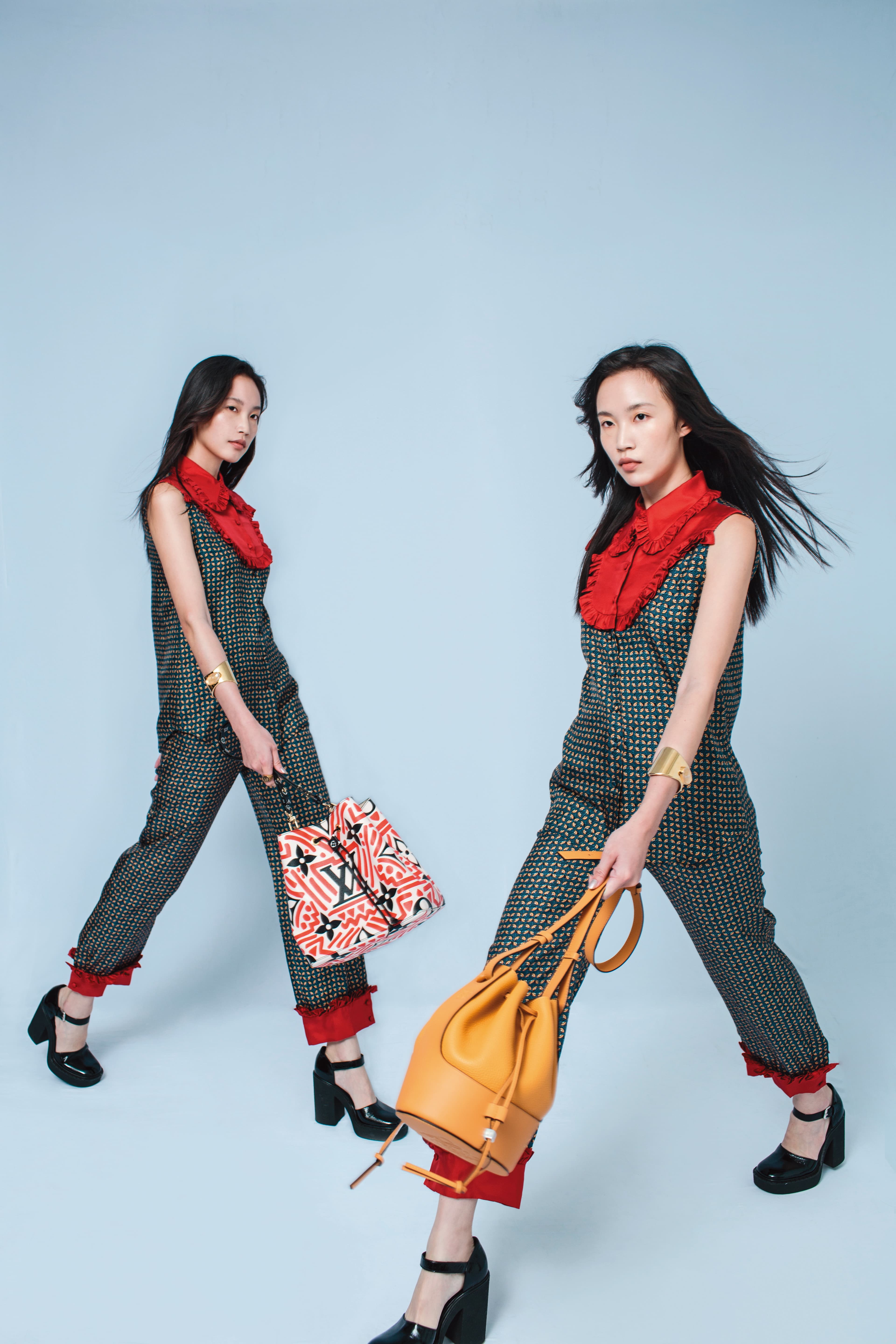 Balloon水仙黃小牛皮水桶包 NT$100,000 by LOEWE／Crafty Néonoé印花水桶包 NT$81,000 by LOUIS VUITTON／紅色飾領印花上衣 價格店洽／紅色飾邊印花長褲 價格店洽／黑色粗跟娃娃鞋 價格店洽 All by PRADA／金色寬版手環 價格店洽 by CELINE。