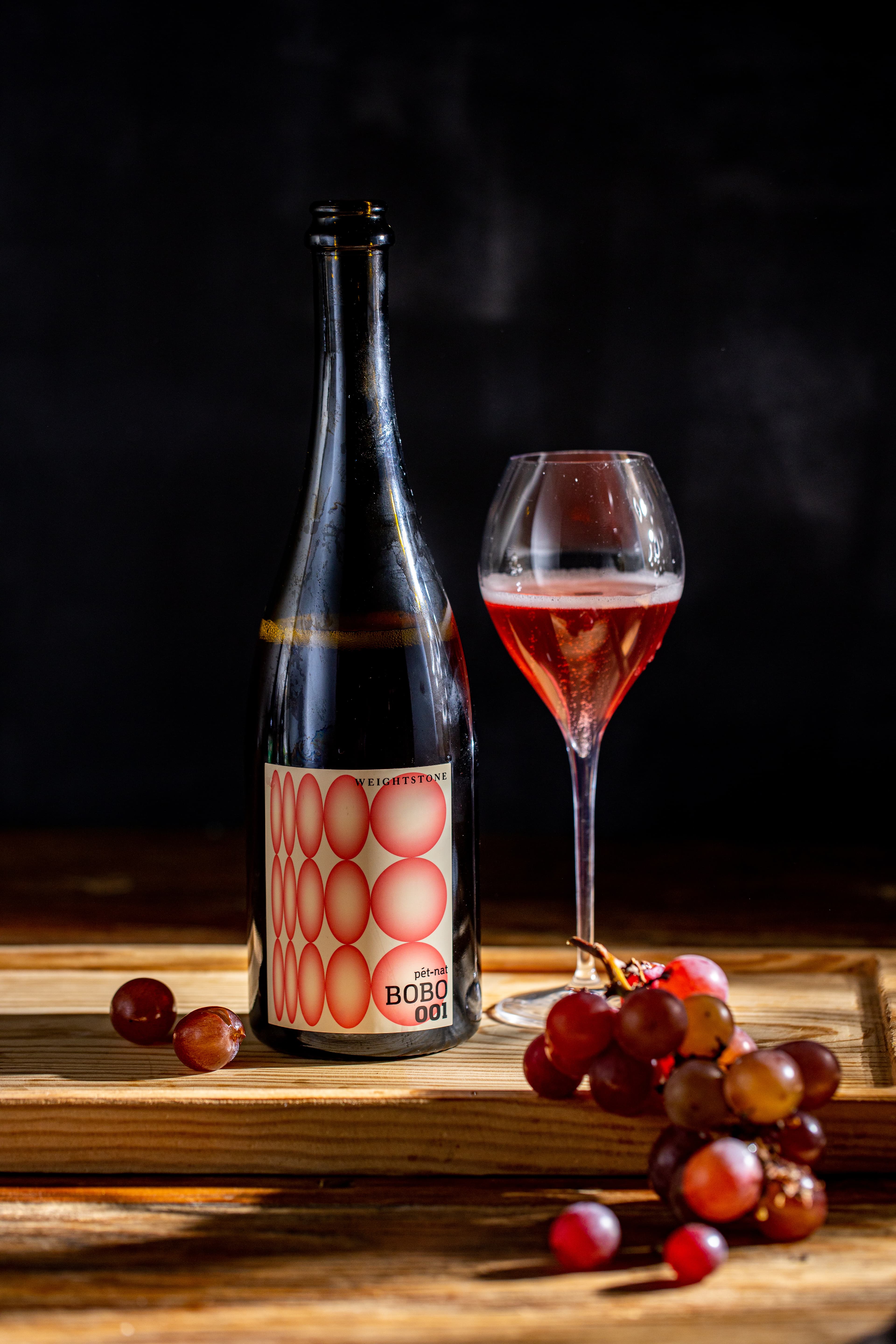 「BOBO 001 Pét-Nat自然氣泡紅酒」完全使用巨峰和蜜紅葡萄來釀製,尾韻有清新薄荷香。(1,900元/瓶)