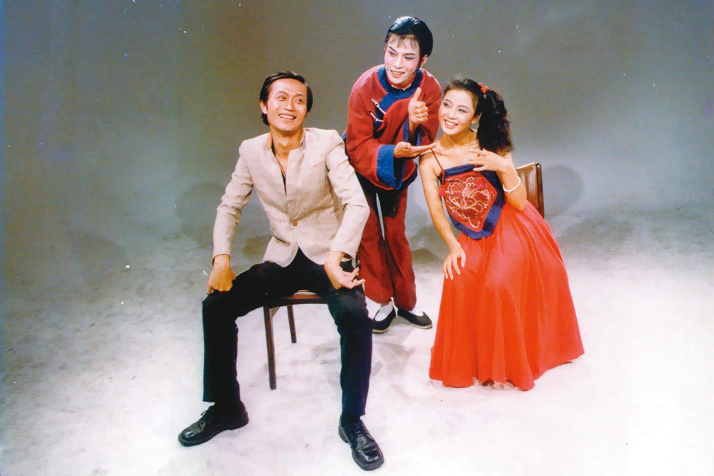 李天柱反串老鴇(後),和李國修(左)、劉若瑀(右)在1980年演出蘭陵劇坊的《荷珠新配》。(公視提供)