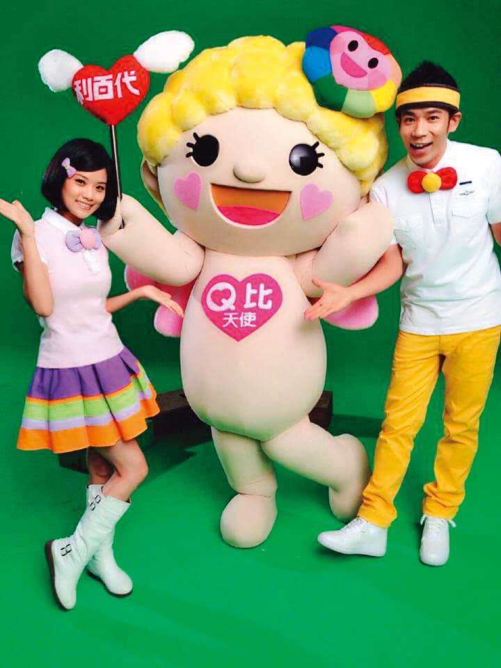 當年因為喜歡小朋友而加入東森YOYO台當雲朵姐姐（左），經歷4年唱跳生涯後，才發現收入少到連房租也付不出來，合約到期後黯然離開。右為香蕉哥哥。（翻攝自朵朵臉書）