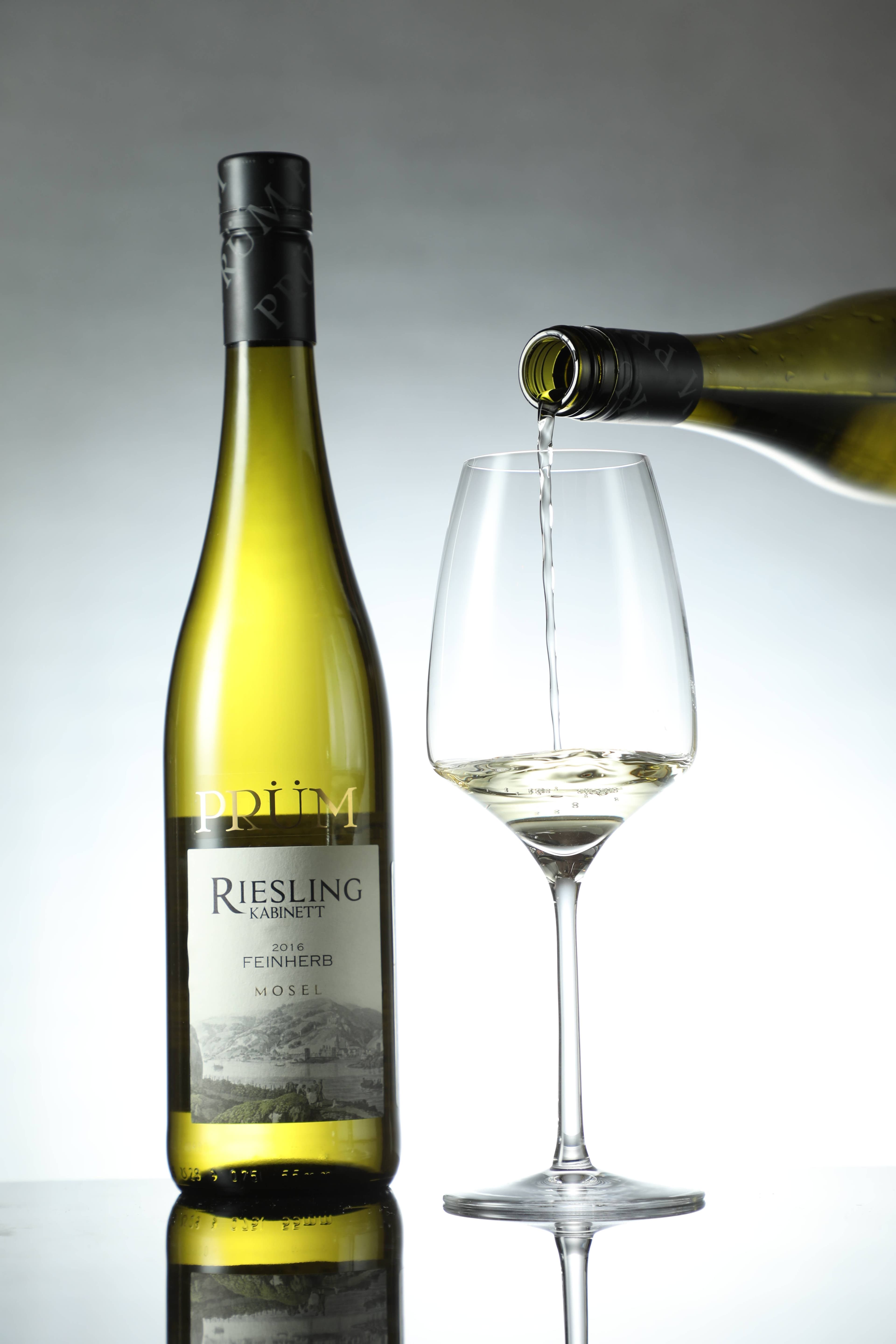 德國「S.A. Prüm」酒莊的「Prüm Riesling Kabinett Feinherb 2016」,微甜輕盈,適合夏季。(Super Bar隨機供應酒款)