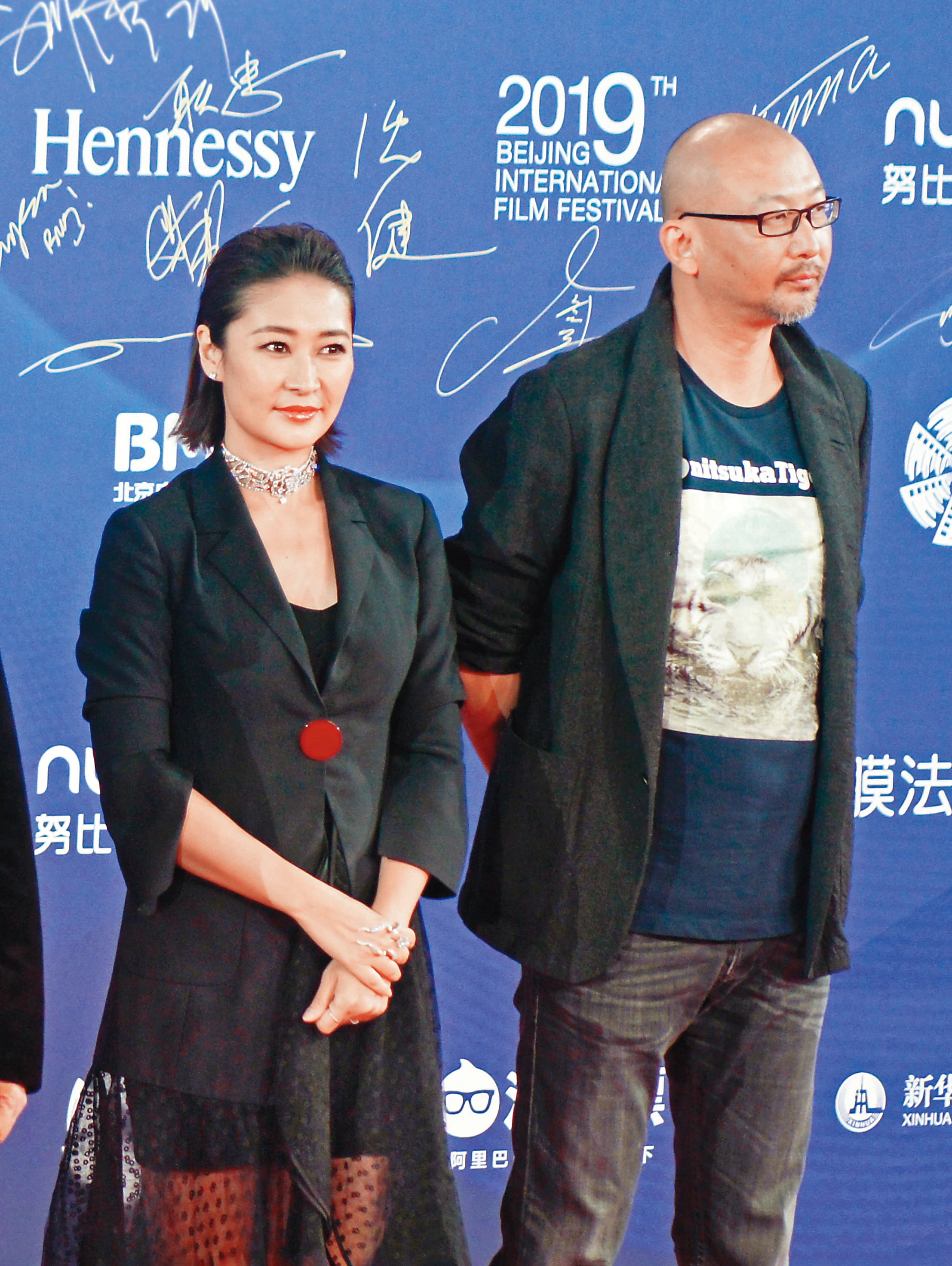 導演管虎自稱受到父親和抗日英烈們的啟發,因此拍攝《八佰》電影。左為其製片人妻子梁靜。(東方IC)
