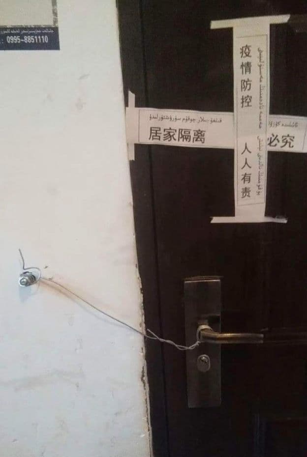 新疆當地居民家門被封死。(翻攝自微博)