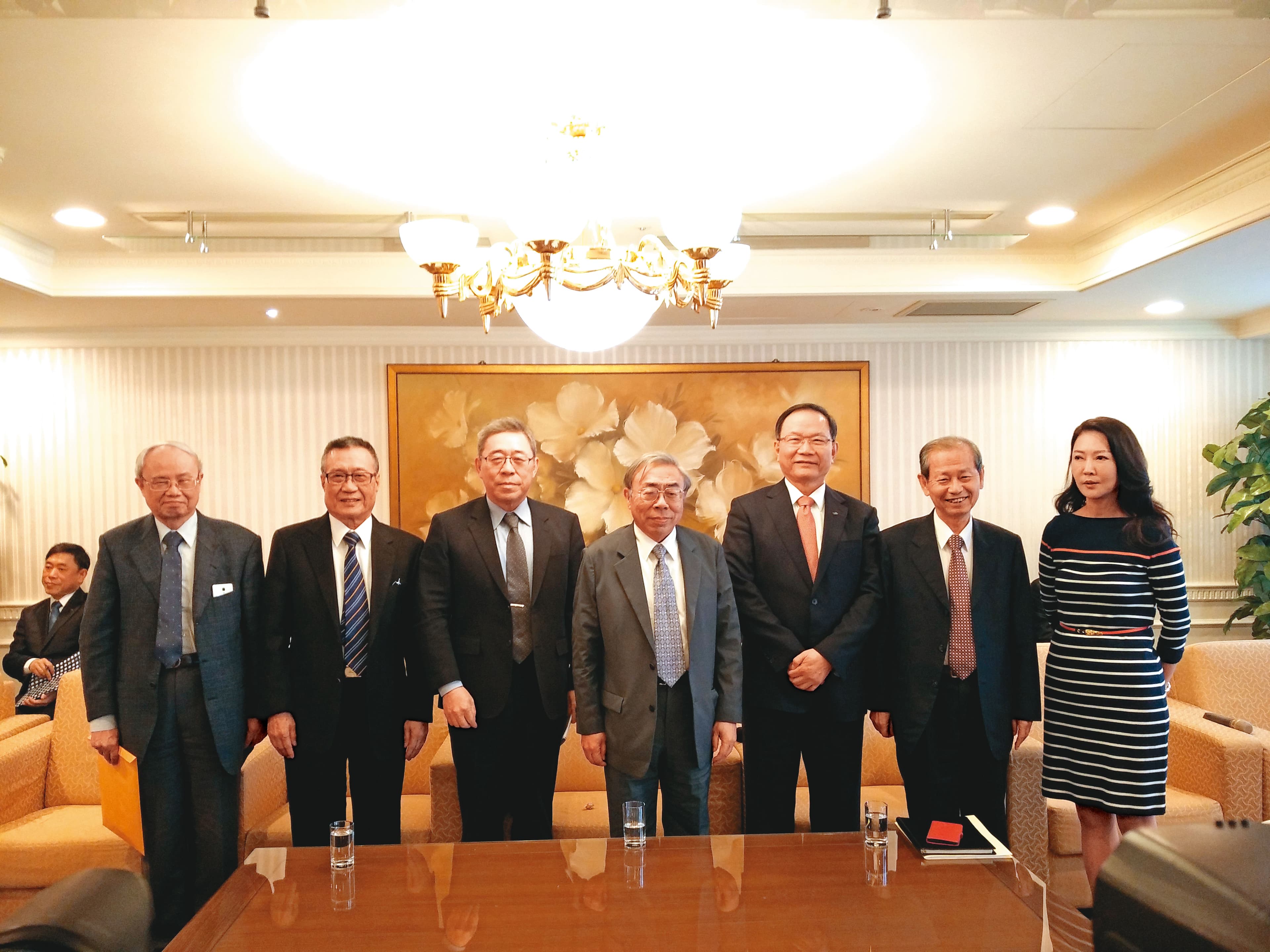台塑第2代7人小組,總裁王文淵(中)考量未來營運需求,日後擴編成9人決策小組。