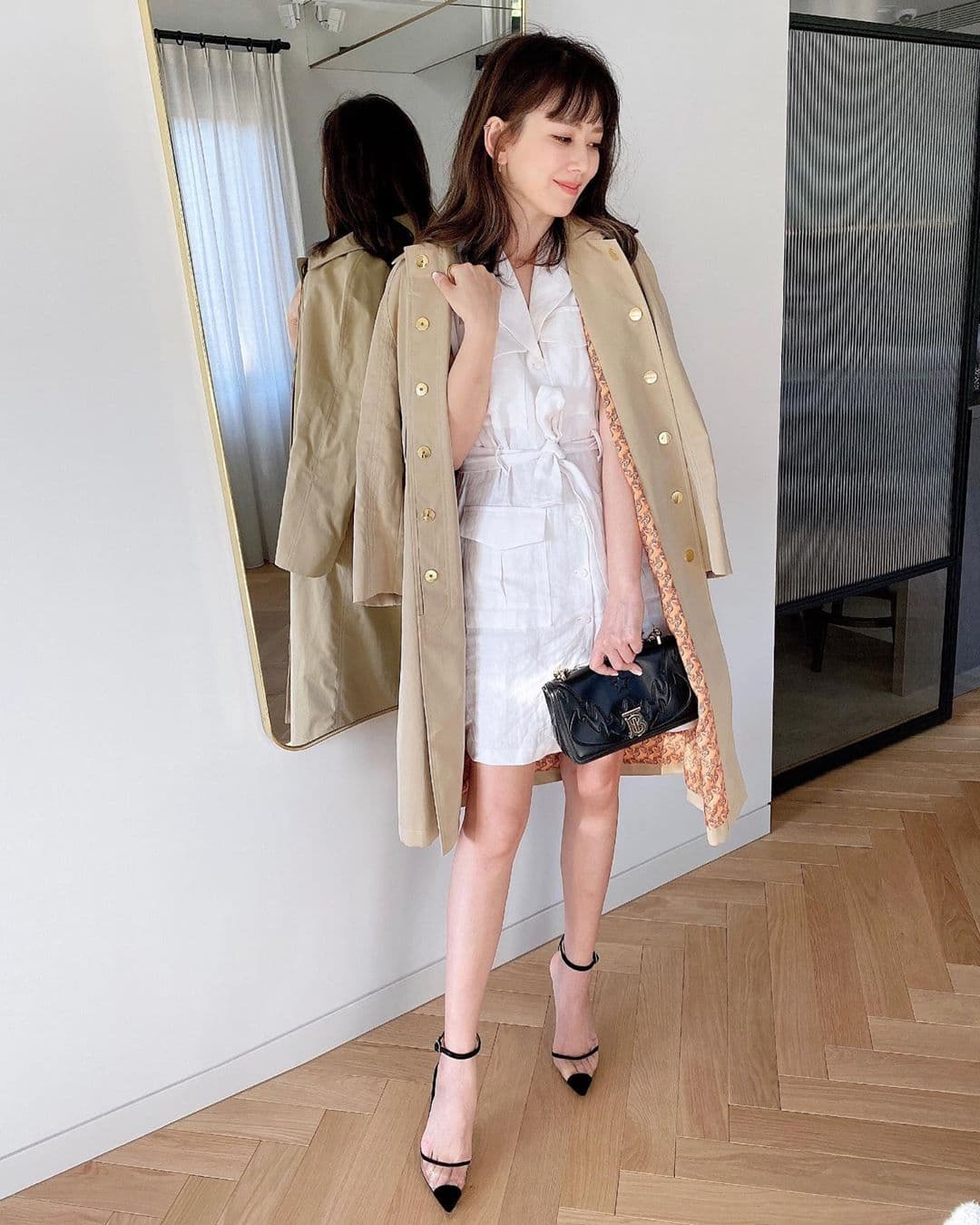Melody準備出門的look,以BURBERRY風衣裝扮自己。(翻攝自Melody IG)