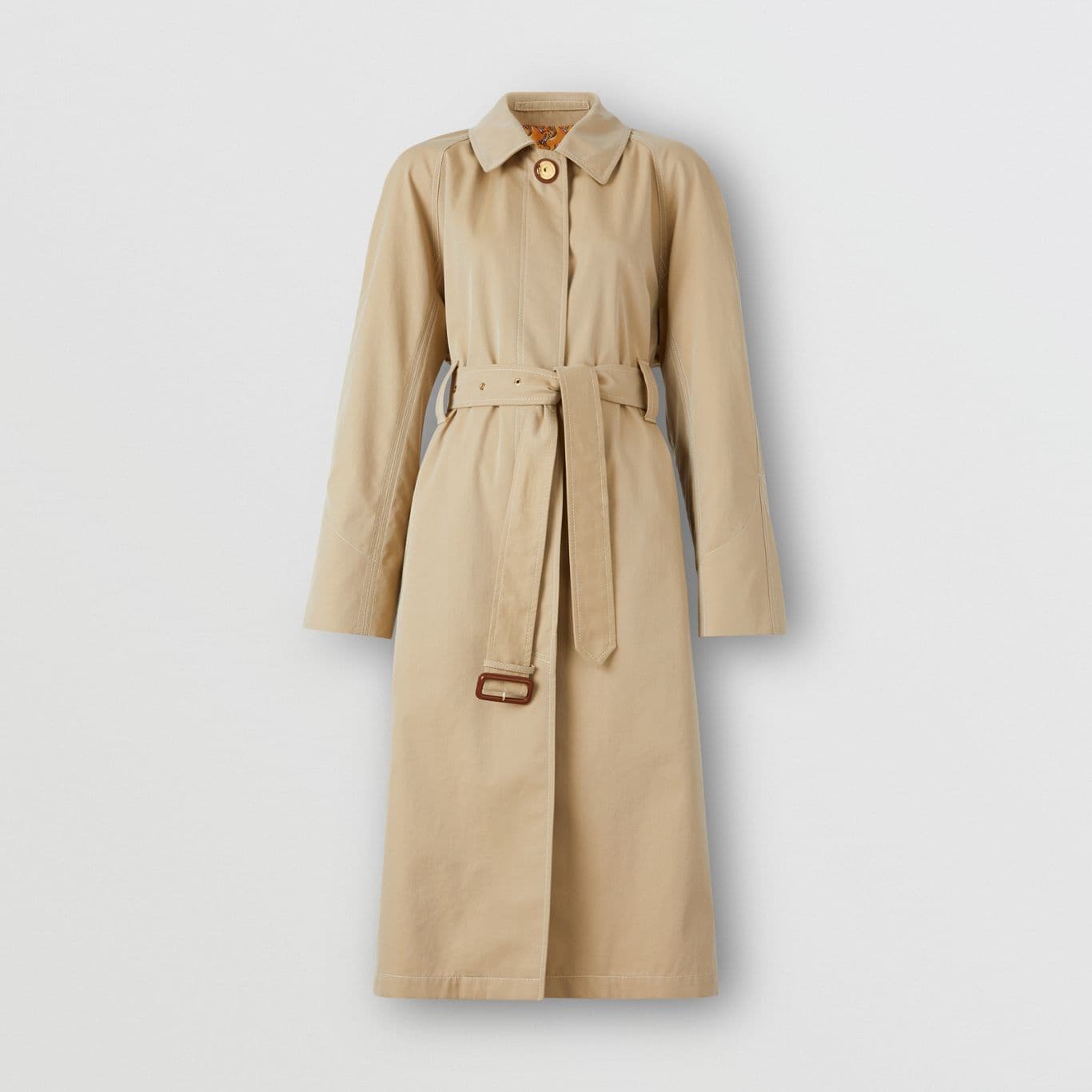 蜜金色Gabardine中長大衣 NT$79,000。(BURBERRY提供)