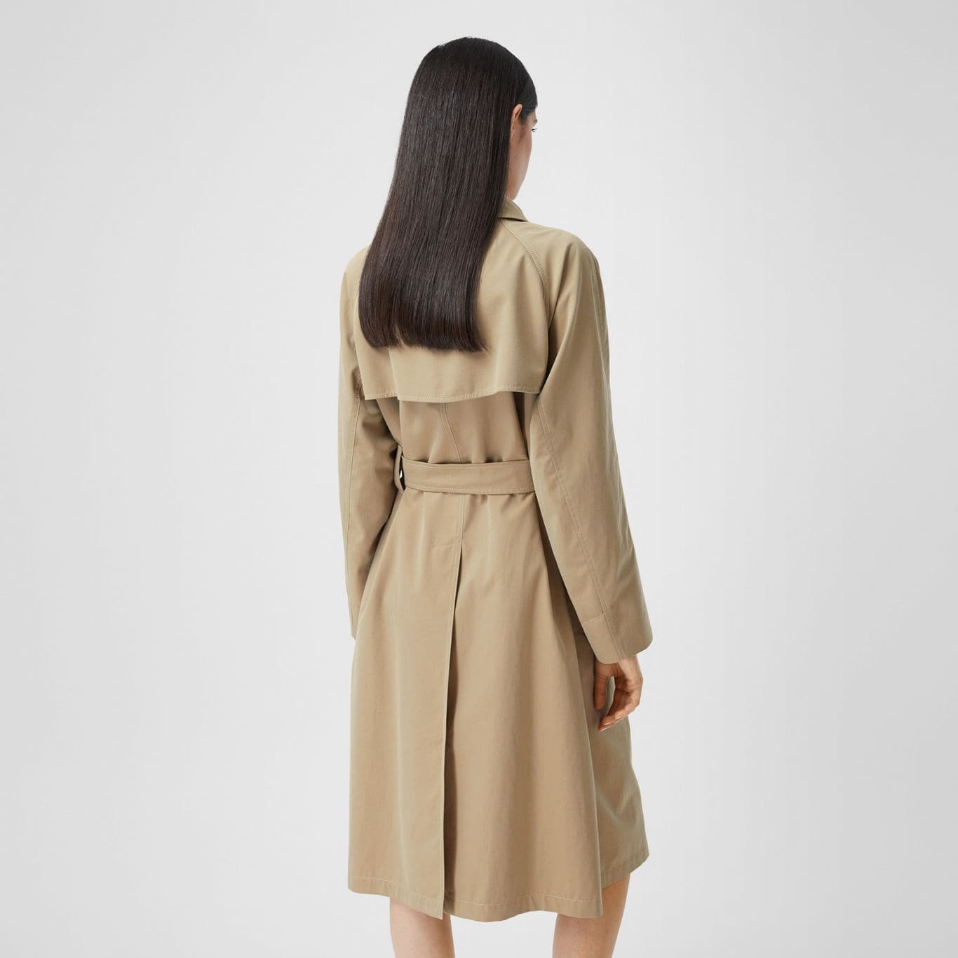 標誌性的擋風片、背面開衩,都是BURBERRY風衣細節。(BURBERRY提供)