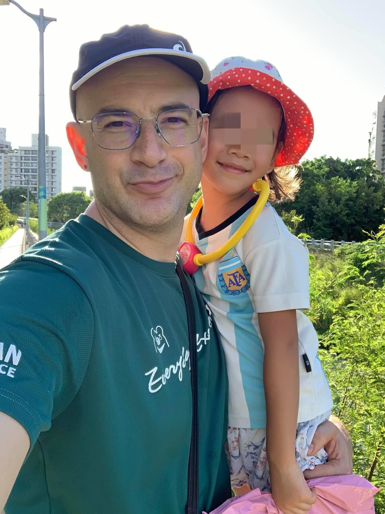 吳鳳大女兒的成熟懂事,讓他相當驚訝,發現小孩比他想像中厲害多了。(翻攝自吳鳳臉書)