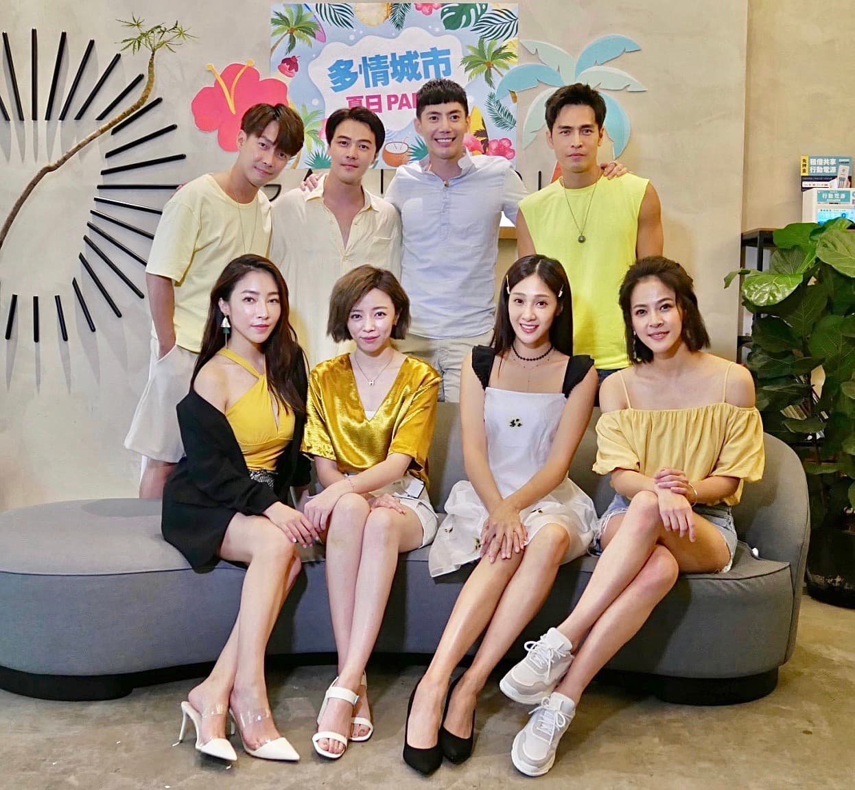 王瞳上節目暢聊婚姻生活,前排左一張家瑋、王瞳、邱子芯、蘇晏霈、後排左一許仁杰、黃文星、王凱、Gino上《娛樂超skr》。(民視提供)