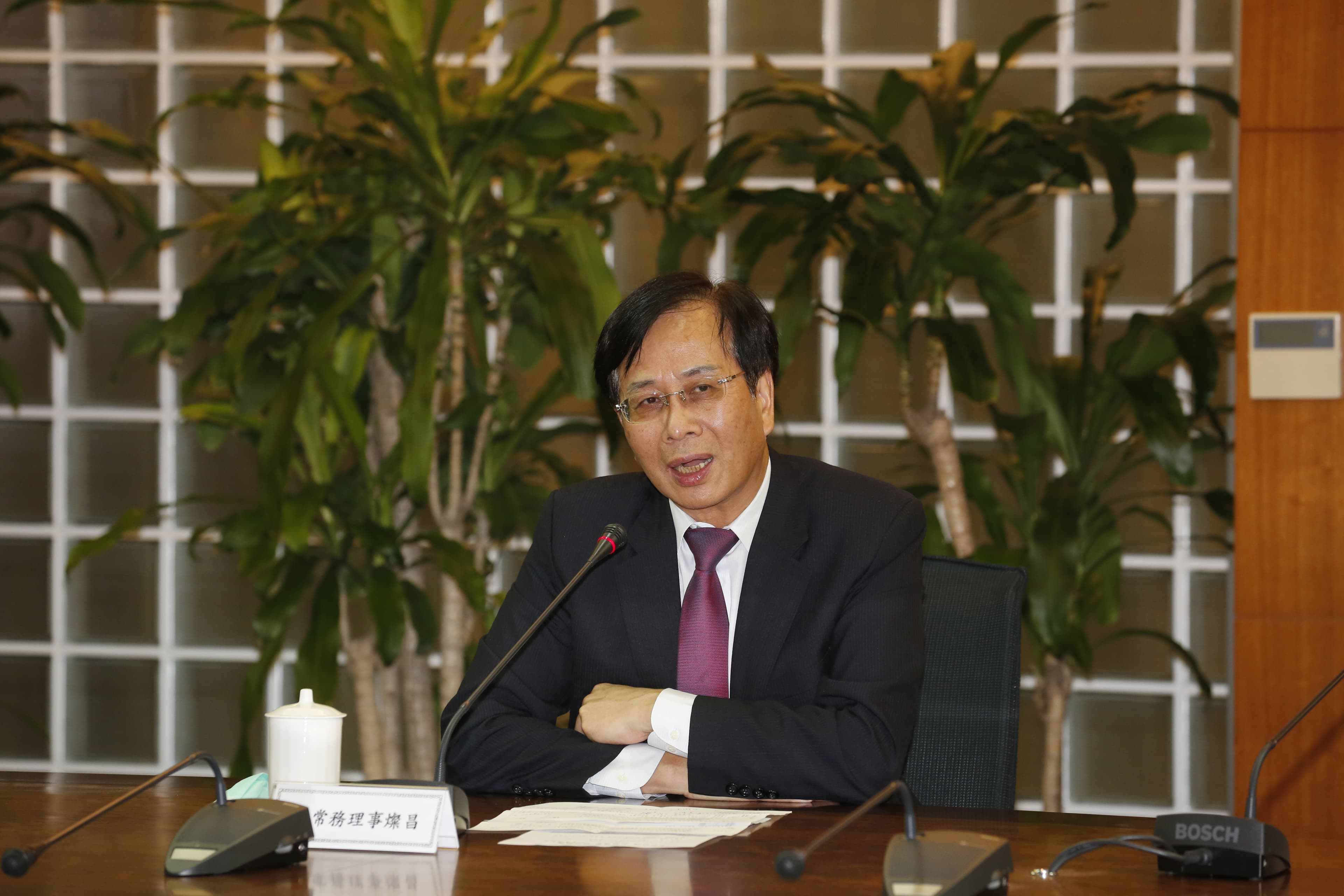 廖燦昌曾合作金庫董事長的身分，施壓下屬，指示在已決標出租的桃園龜山土地租約上加註「承租人有優先購買權」。