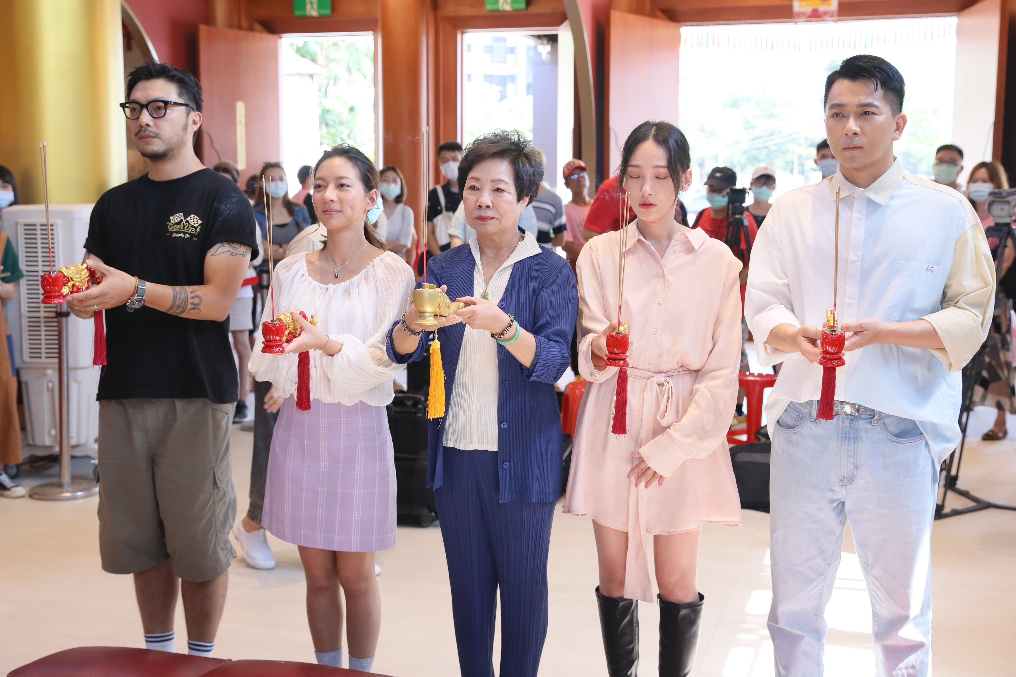 包括導演簡學彬(左起)、陳妤、前立委曾蔡美佐、林映唯、肆一一起上香,為電影祈福。